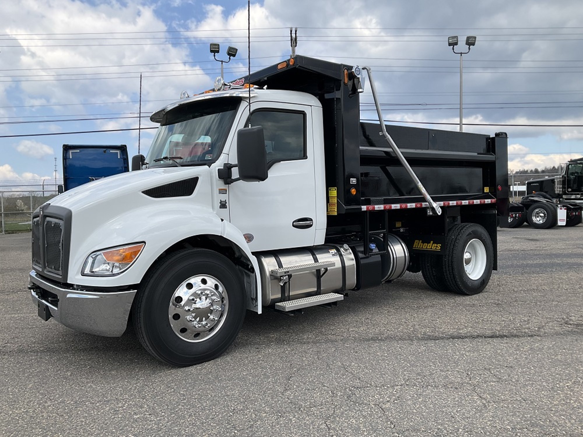 2024 Kenworth T380 - image 1 of 6