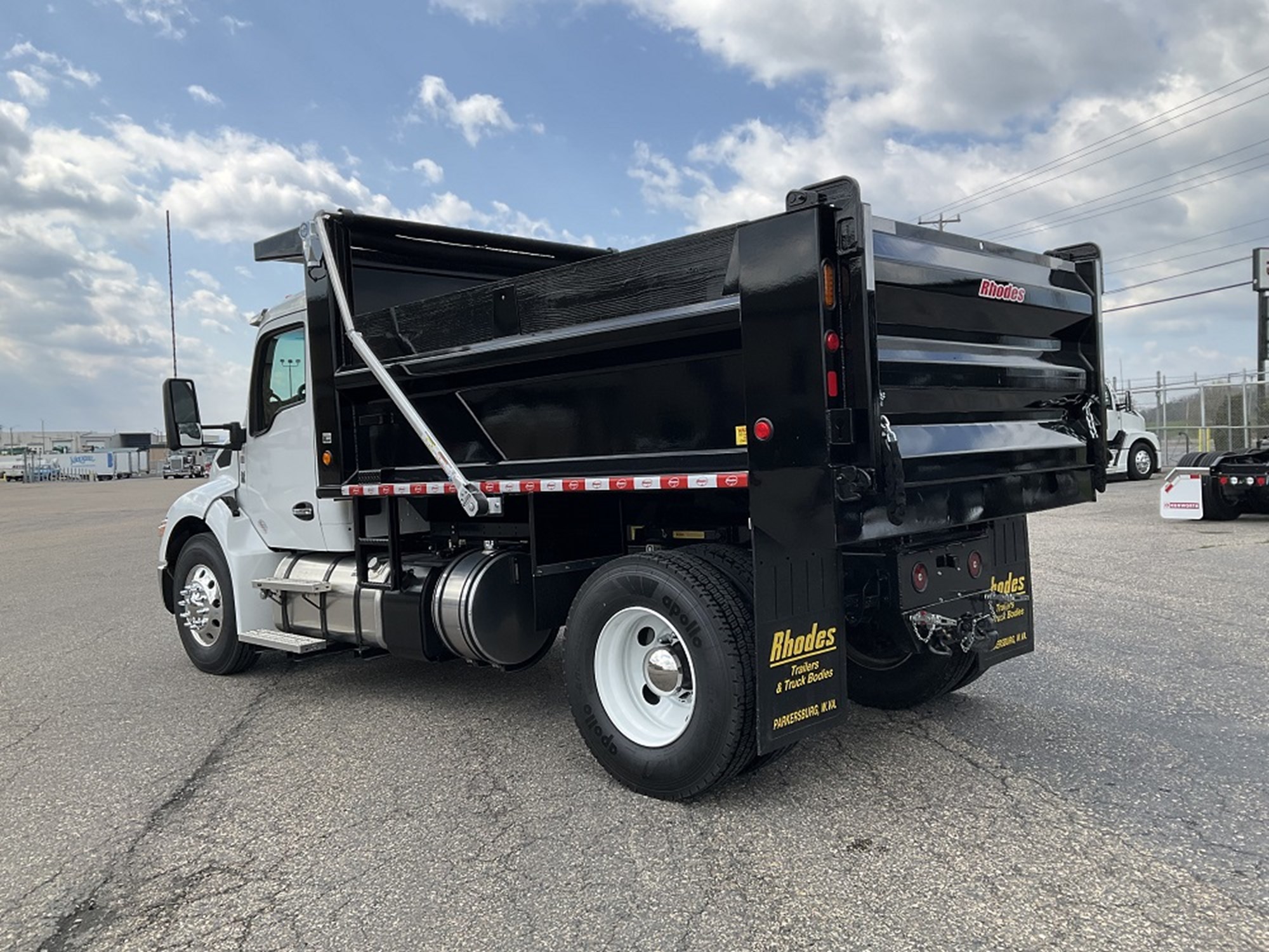 2024 Kenworth T380 - image 3 of 6