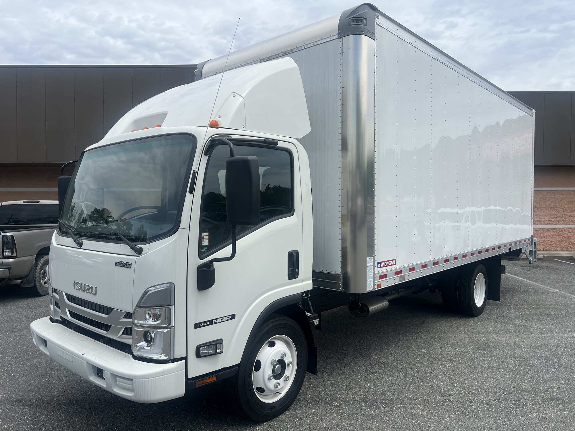 2024 Isuzu NRR GAS 1U4 - image 1 of 6