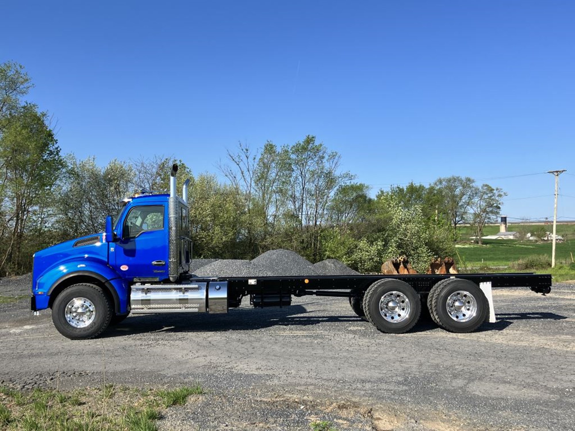 2025 Kenworth T880 - image 2 of 6