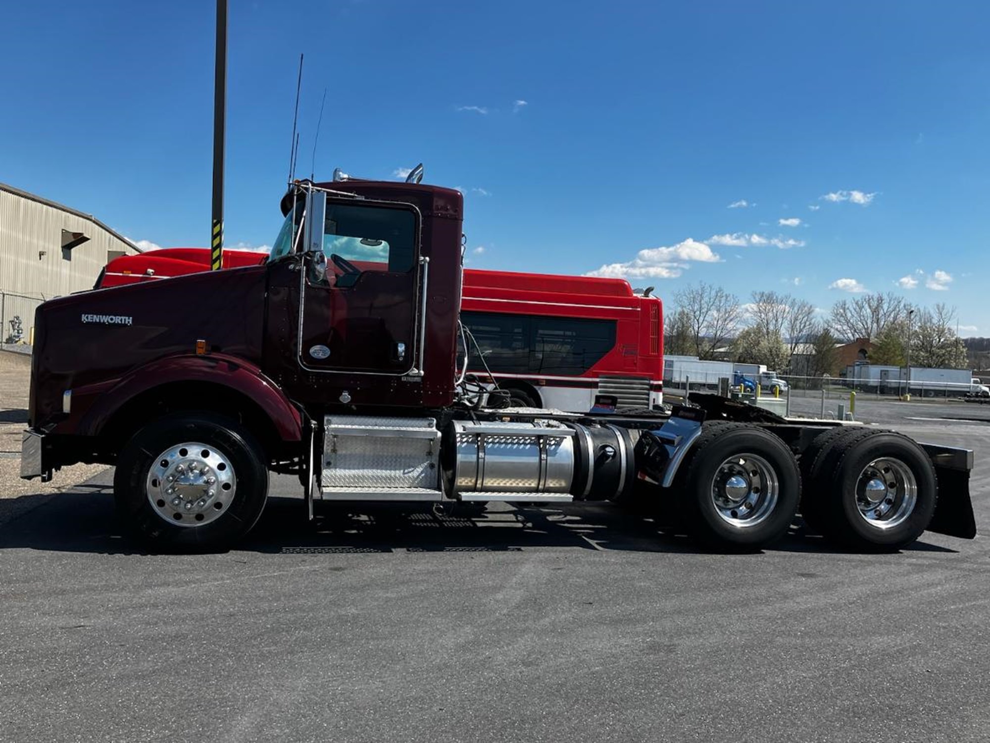 2015 Kenworth T800 - image 3 of 6