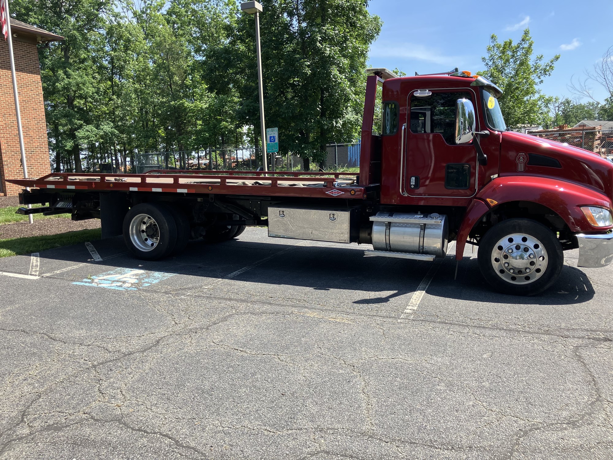 2020 Kenworth T270 - image 3 of 6