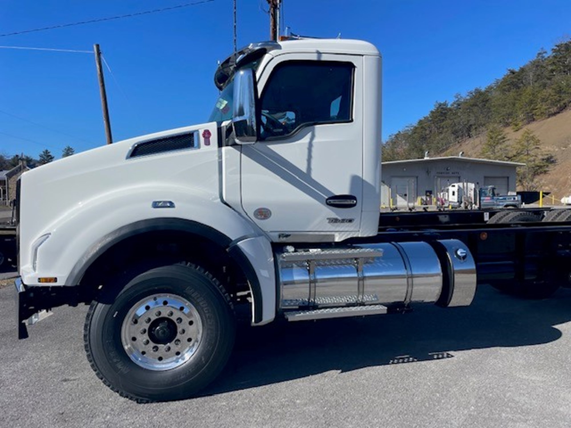 2024 Kenworth T880 - image 2 of 6