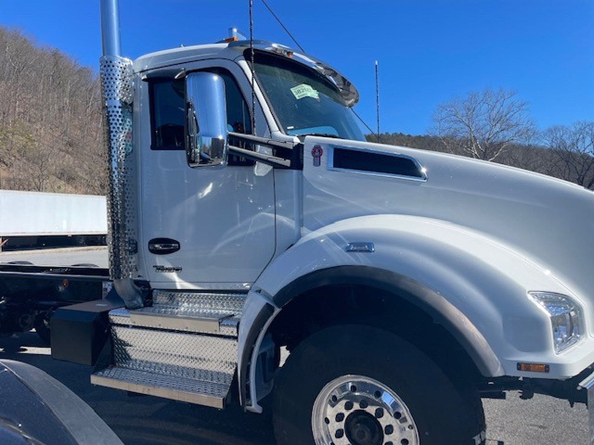 2024 Kenworth T880 - image 4 of 6