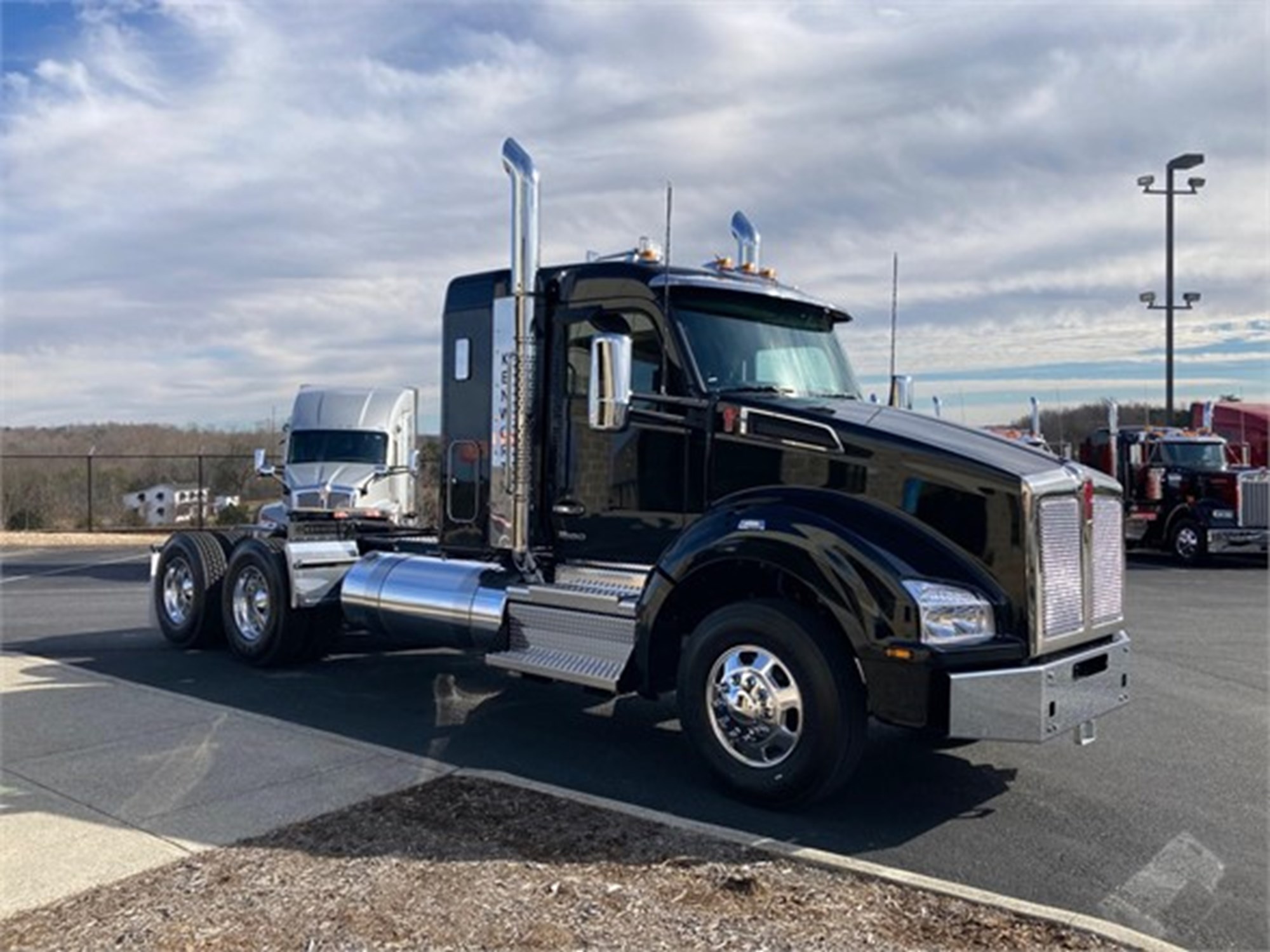 2024 Kenworth T880 - image 3 of 6