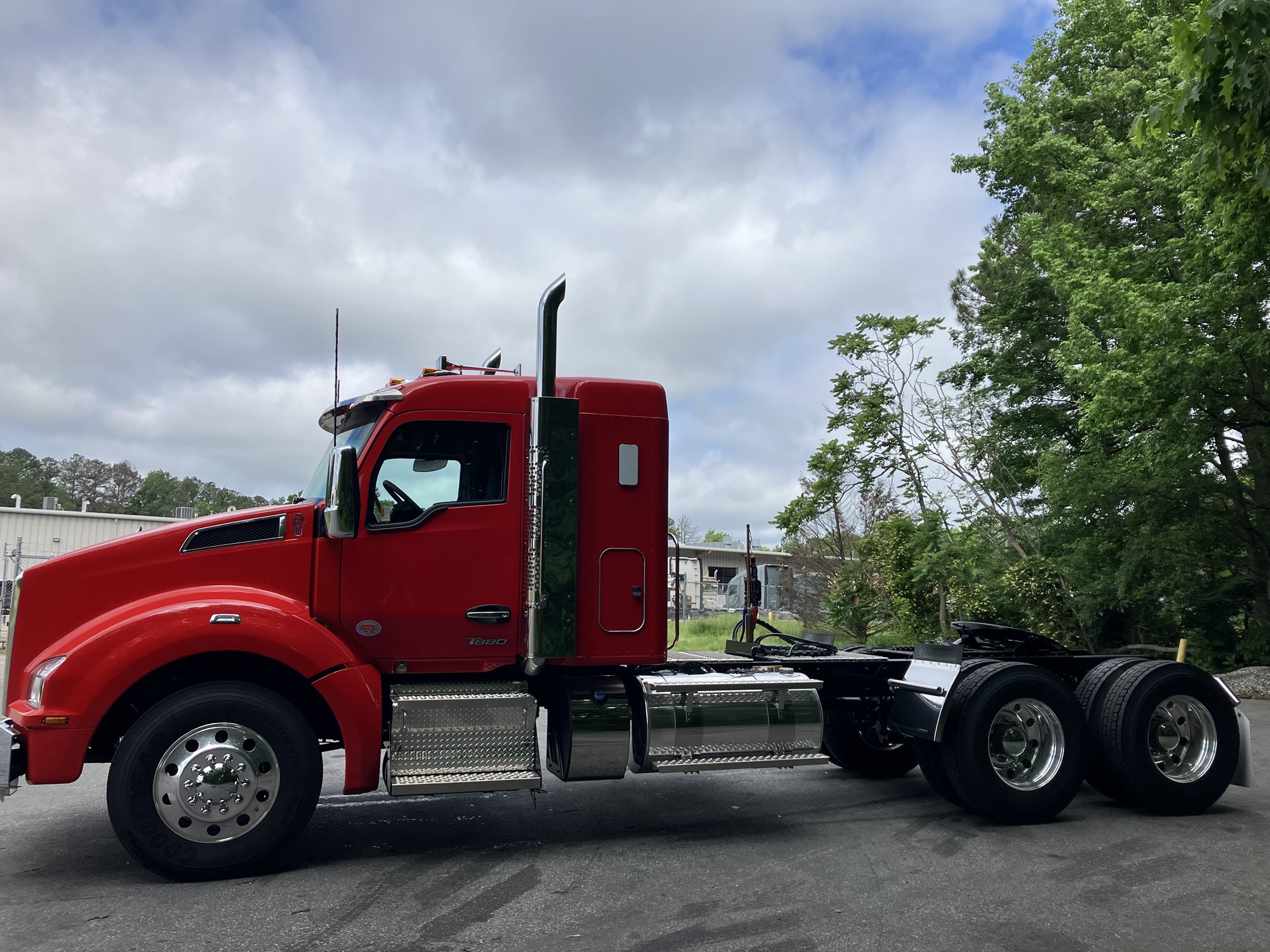 2025 Kenworth T880 - image 3 of 6