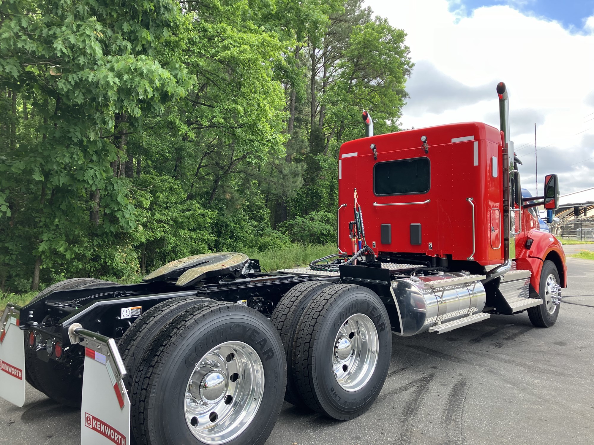 2025 Kenworth T880 - image 5 of 6