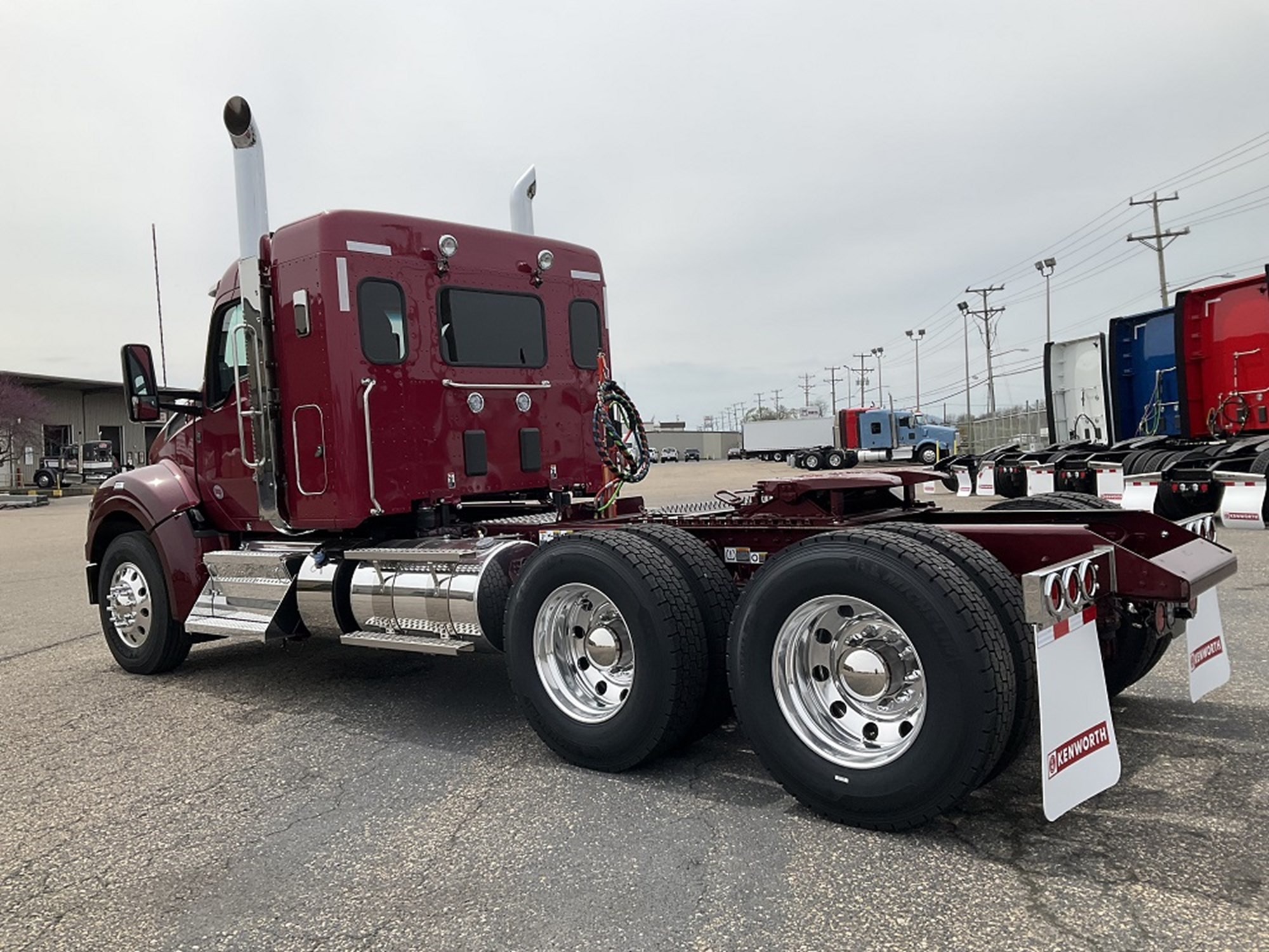 2025 Kenworth T880 - image 3 of 6