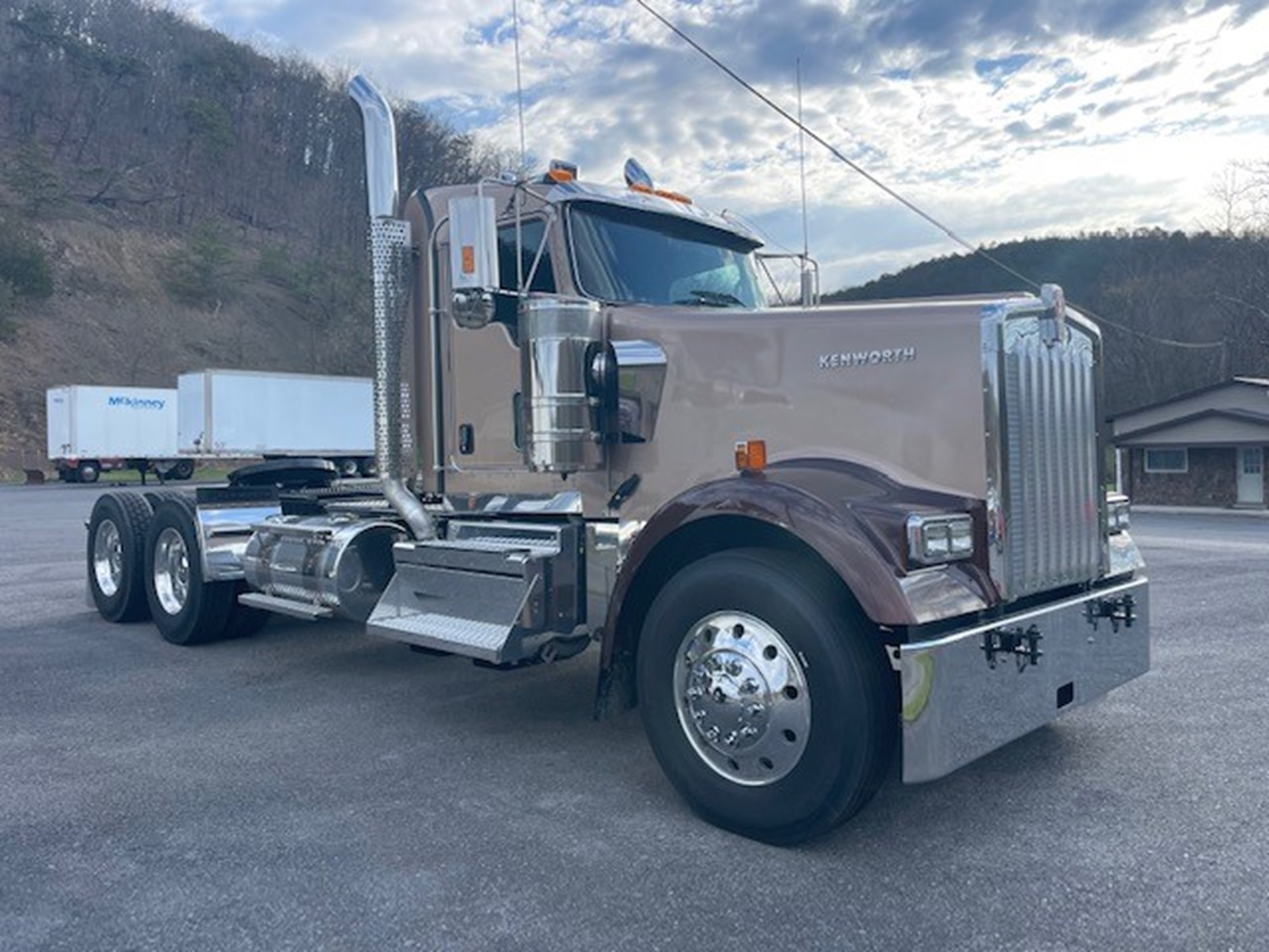 2025 Kenworth W900L - image 1 of 6