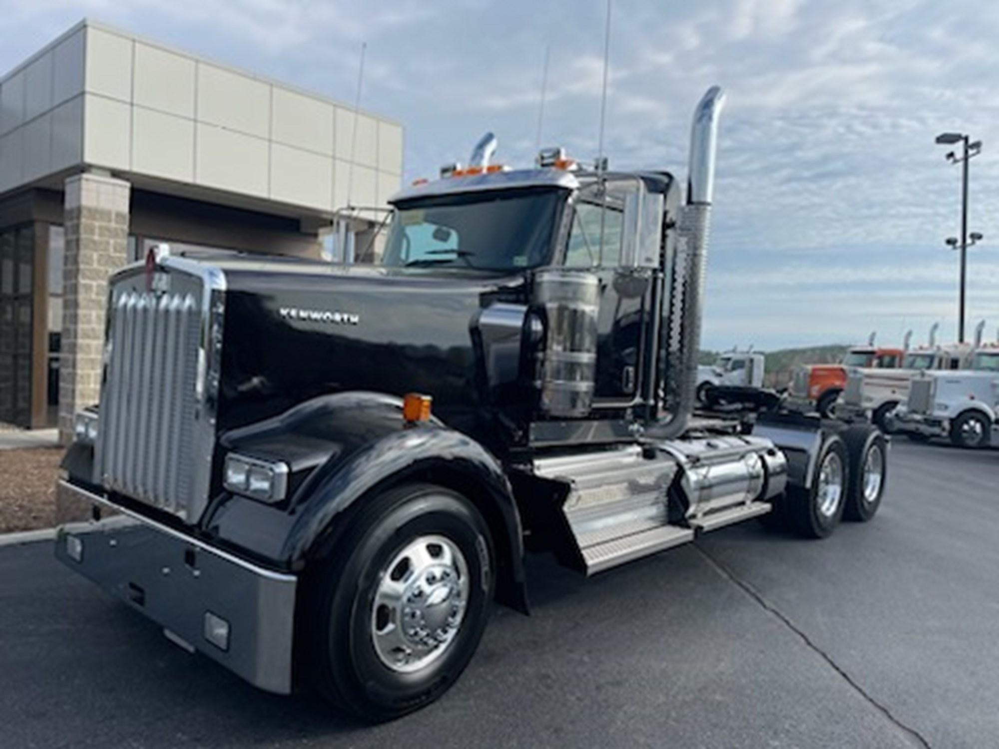 2025 Kenworth W900B - image 1 of 6