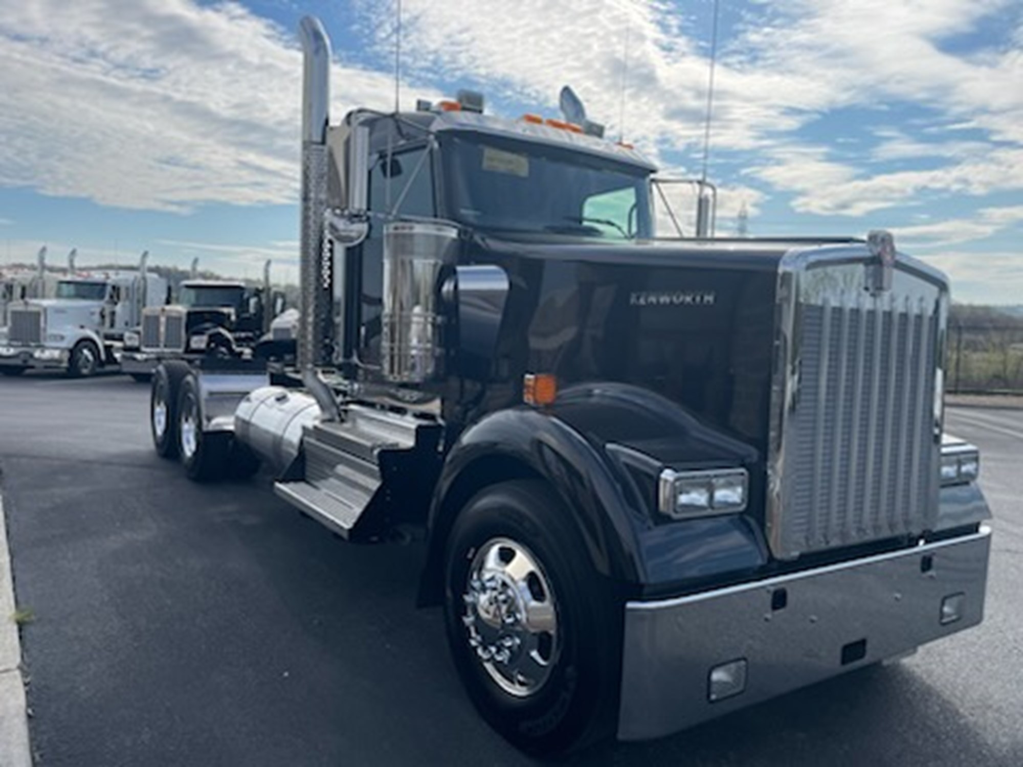 2025 Kenworth W900B - image 3 of 6