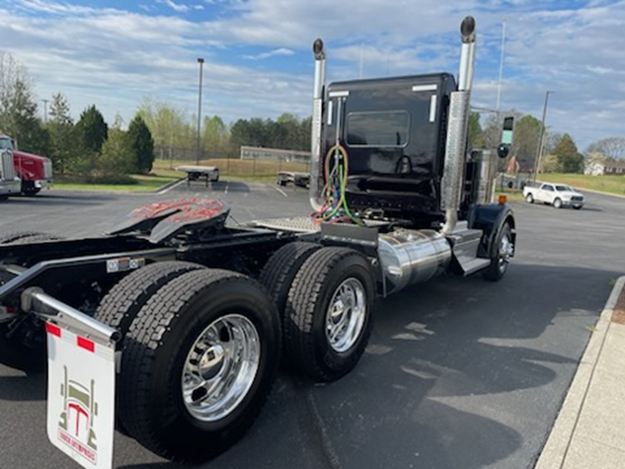 2025 Kenworth W900B - image 4 of 6