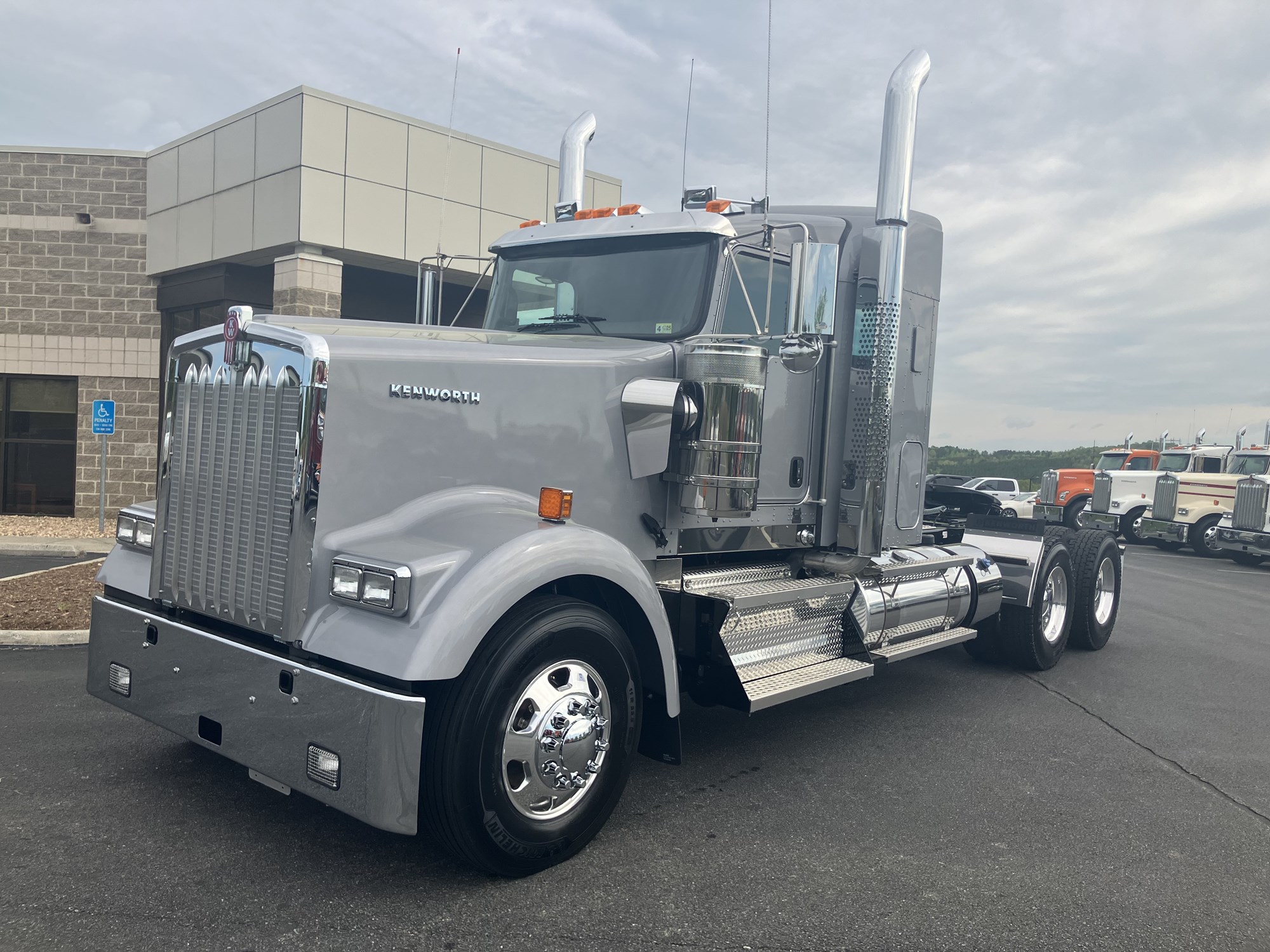 2025 Kenworth W900B - image 1 of 6