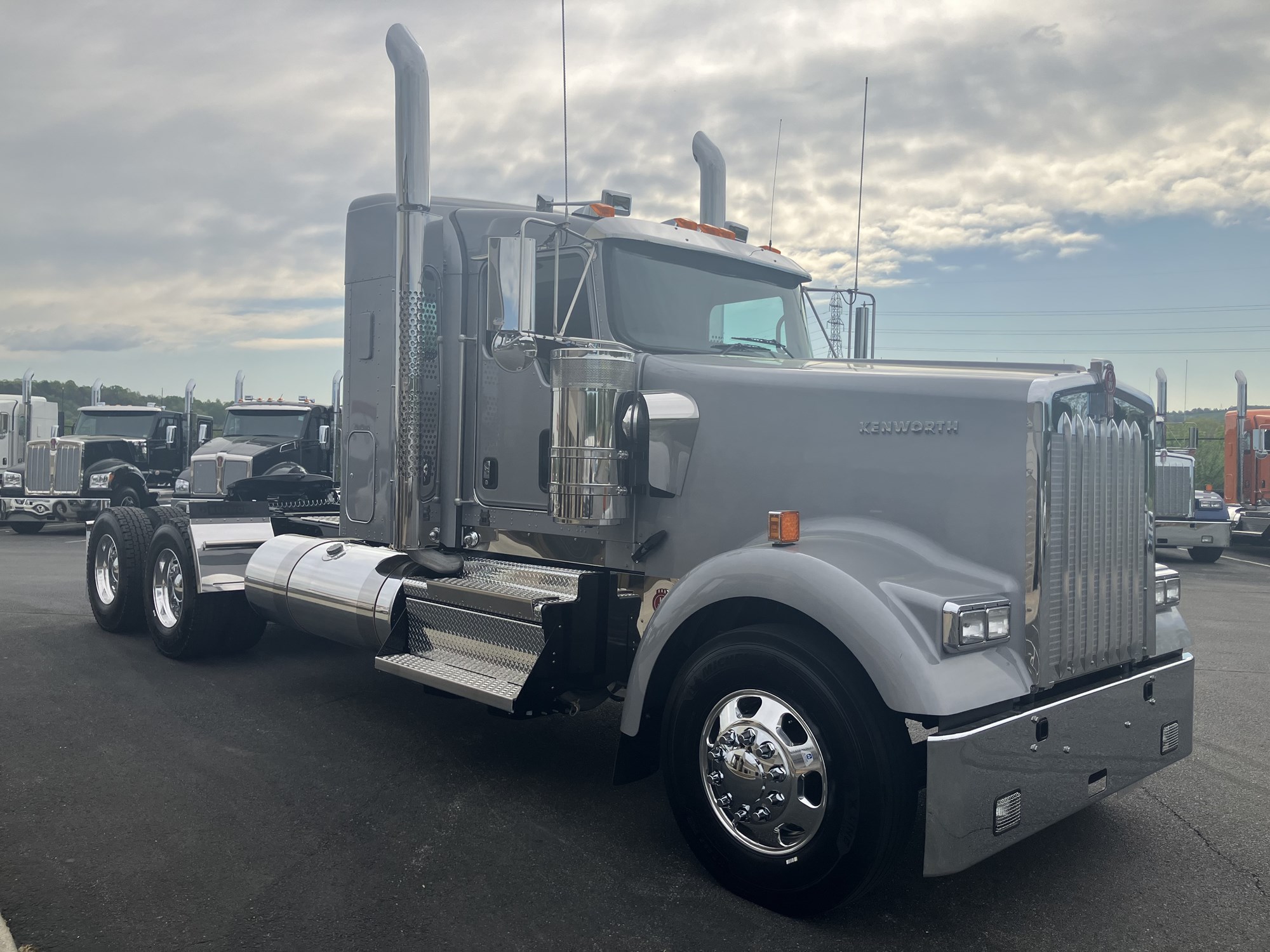 2025 Kenworth W900B - image 3 of 6