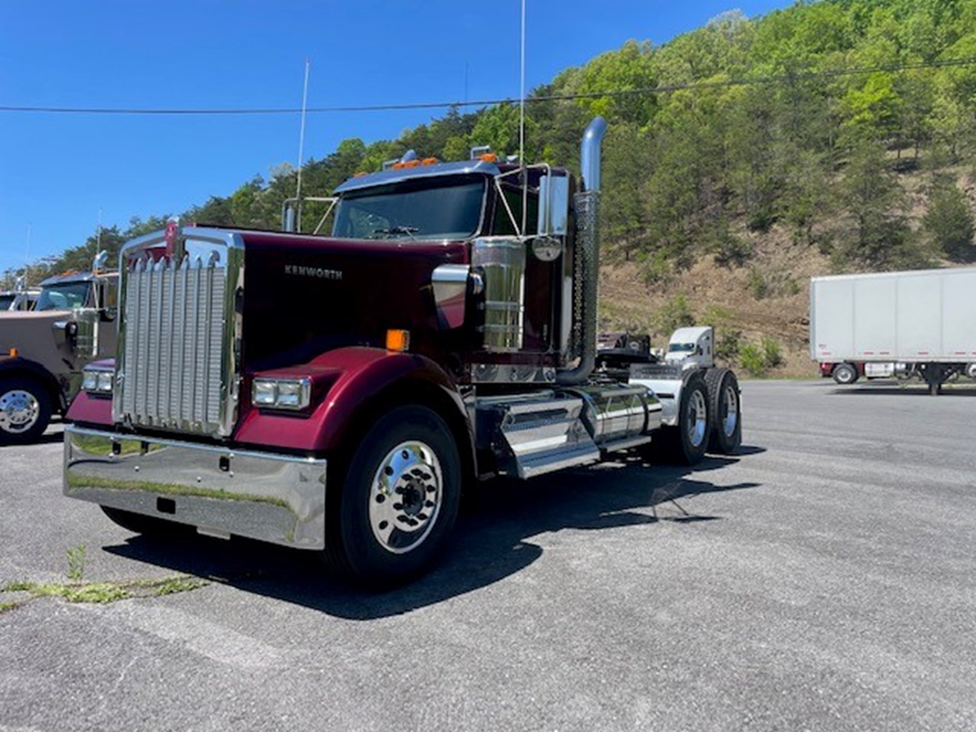 2025 Kenworth W900L - image 1 of 6