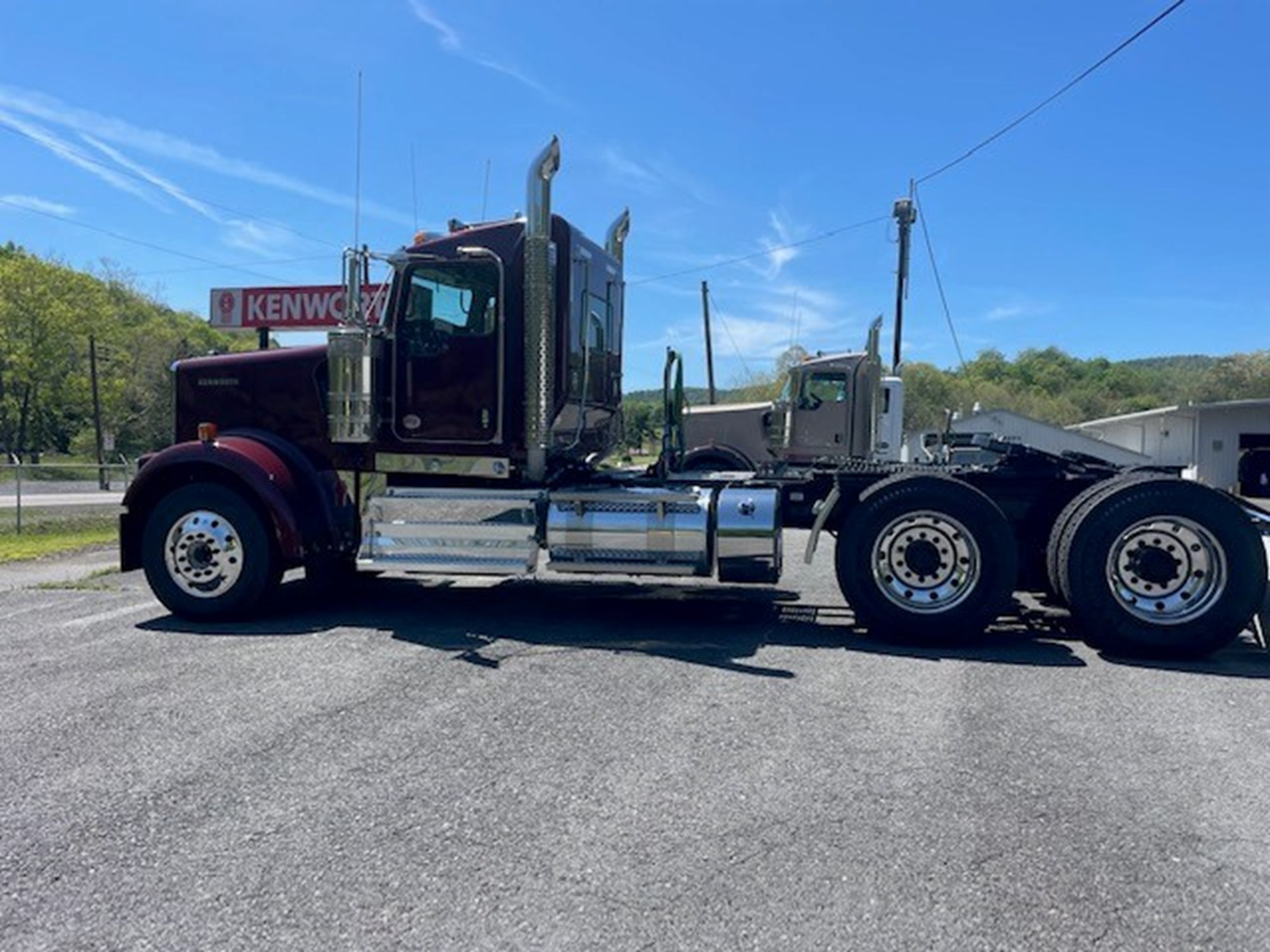 2025 Kenworth W900L - image 2 of 6