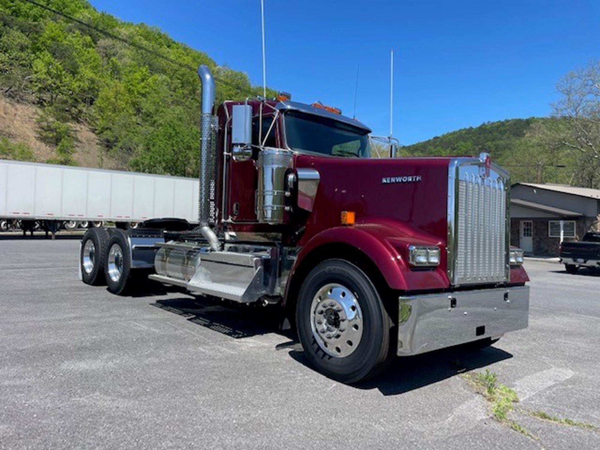 2025 Kenworth W900L - image 3 of 6