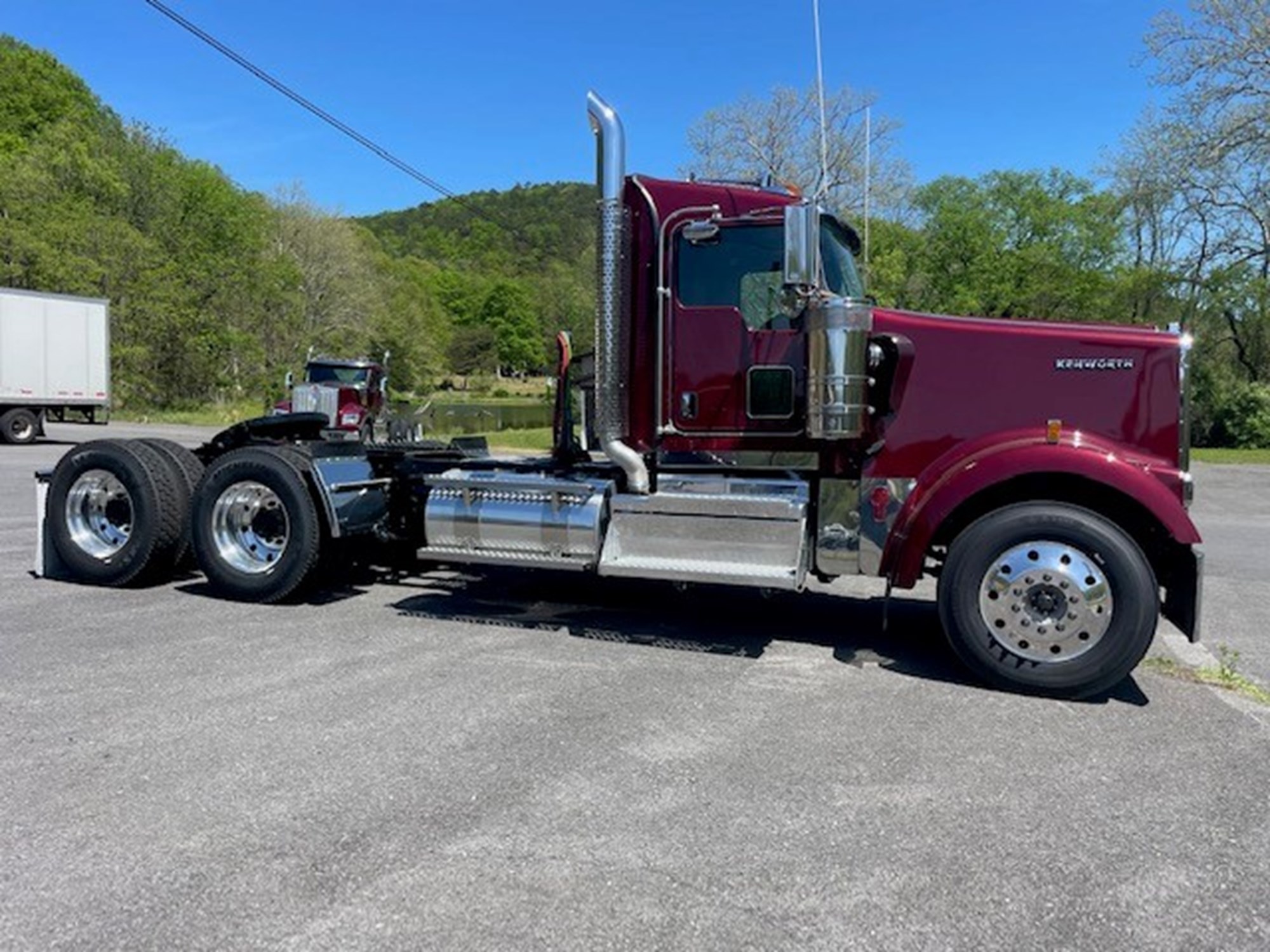 2025 Kenworth W900L - image 4 of 6