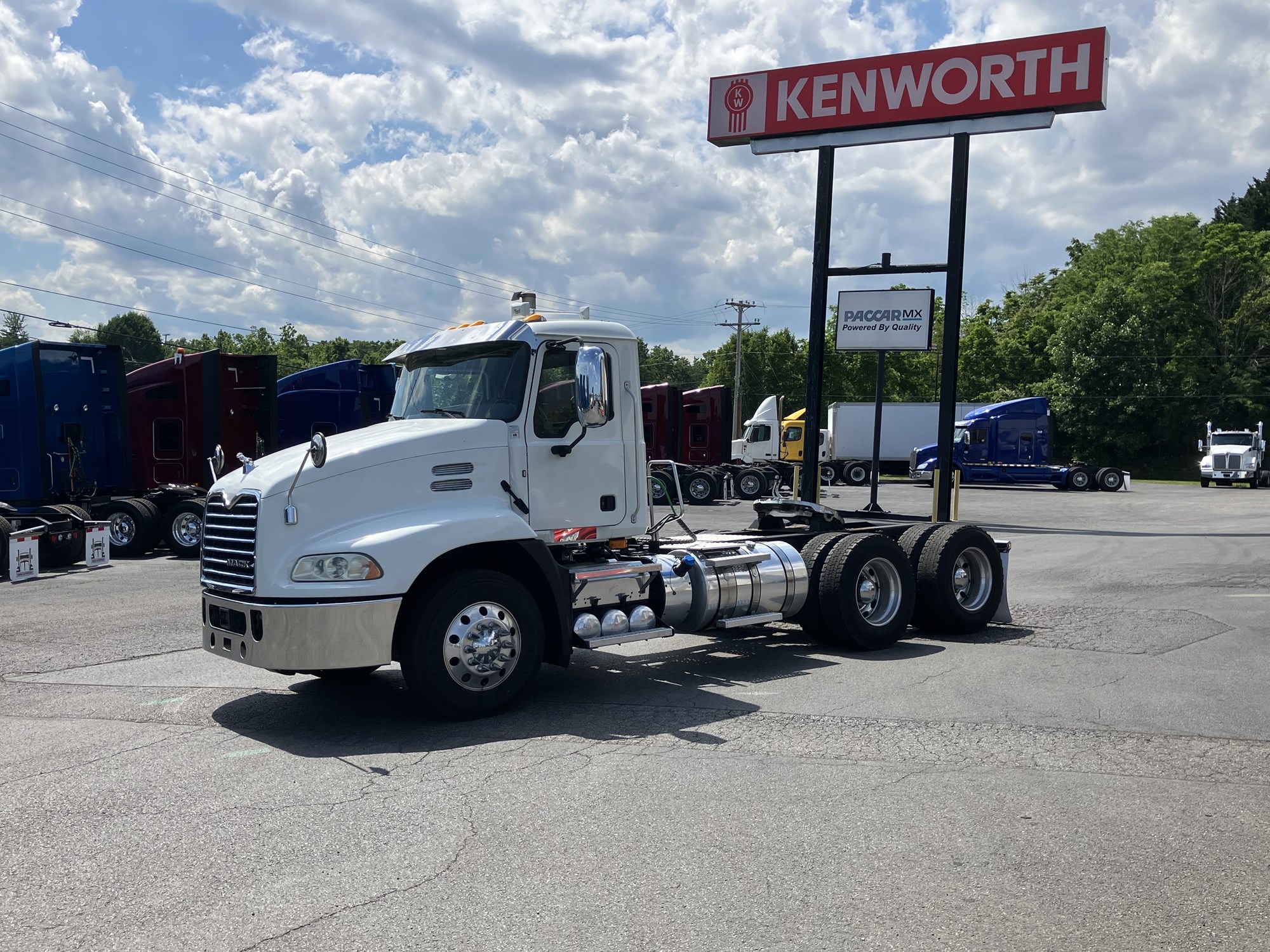 2015 Mack CXU613 - image 1 of 6