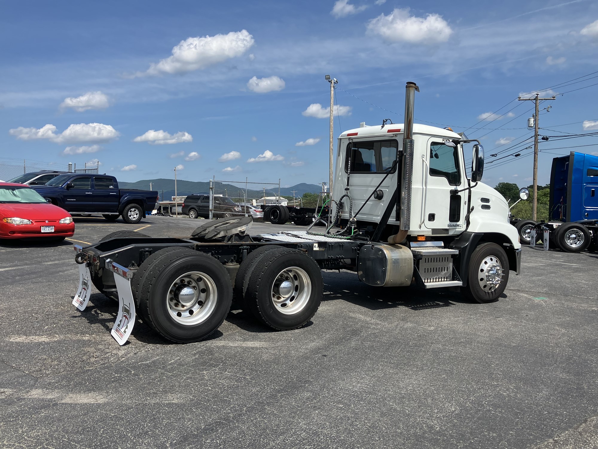 2015 Mack CXU613 - image 3 of 6