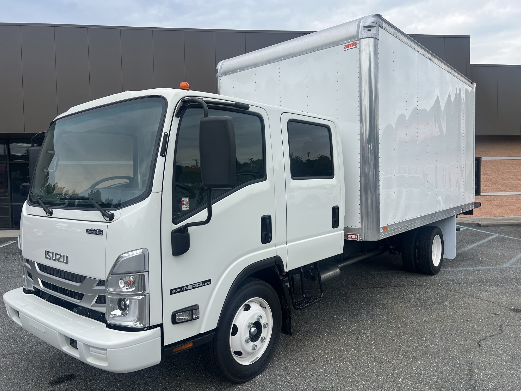 2024 Isuzu NPRGASHD 1G4 - image 1 of 6