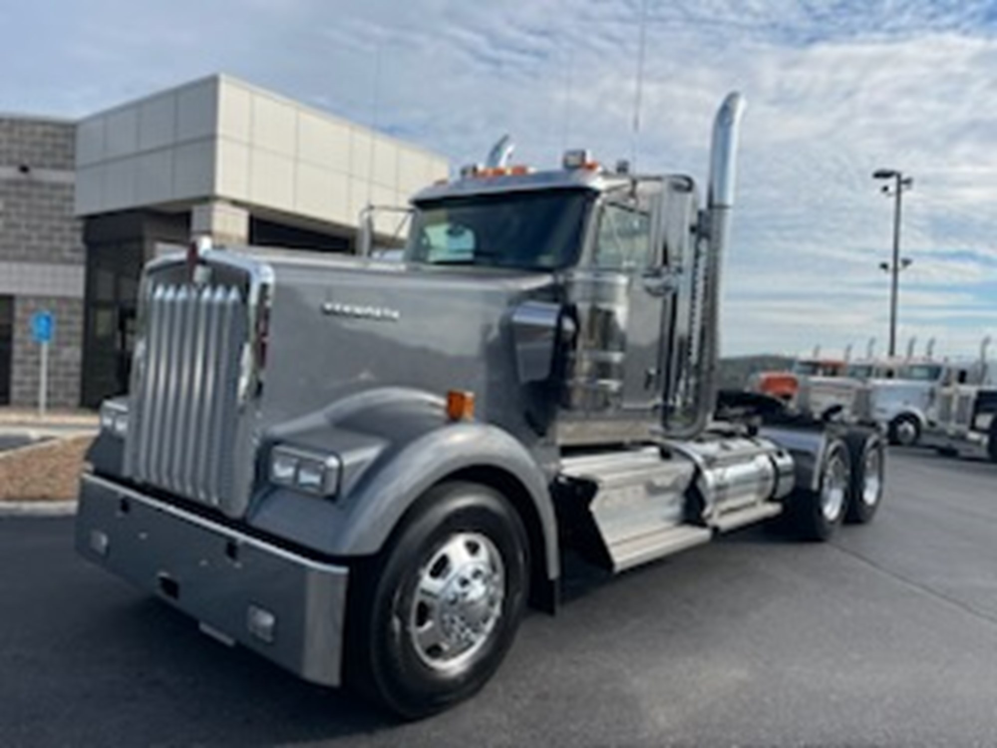 2025 Kenworth W900B - image 1 of 6