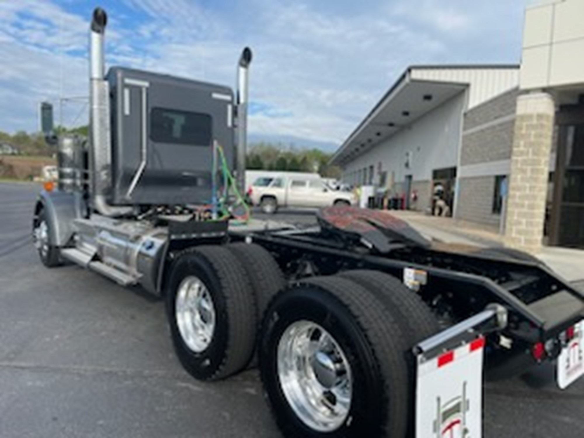 2025 Kenworth W900B - image 5 of 6