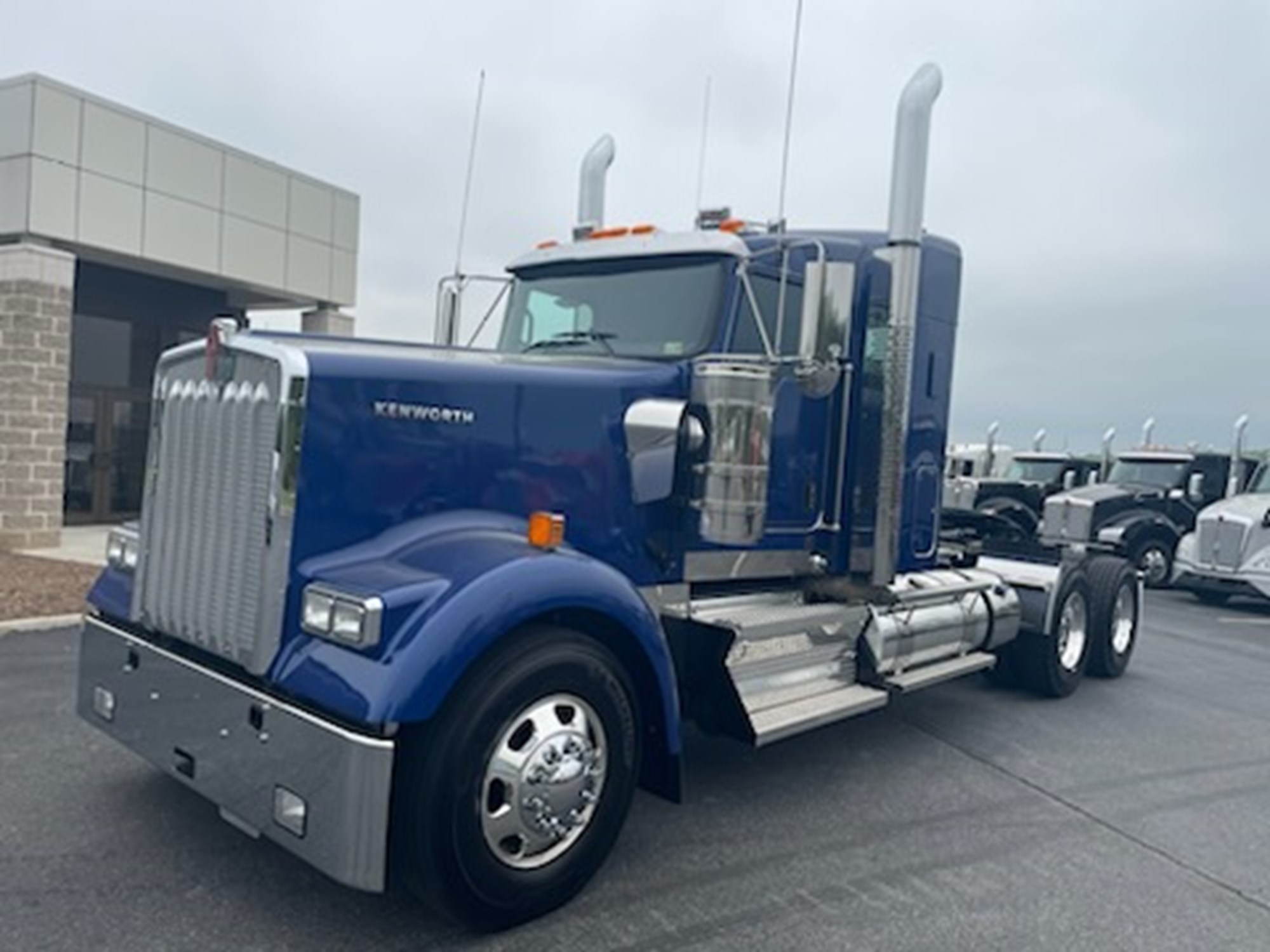 2025 Kenworth W900B - image 1 of 6