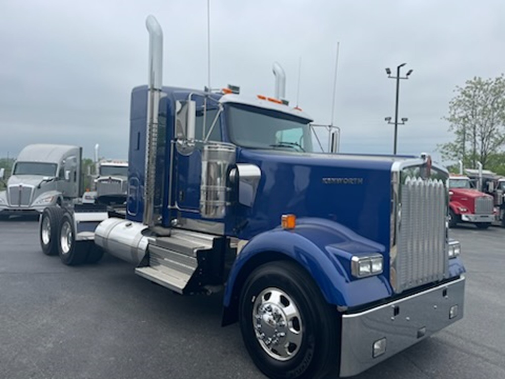 2025 Kenworth W900B - image 3 of 6