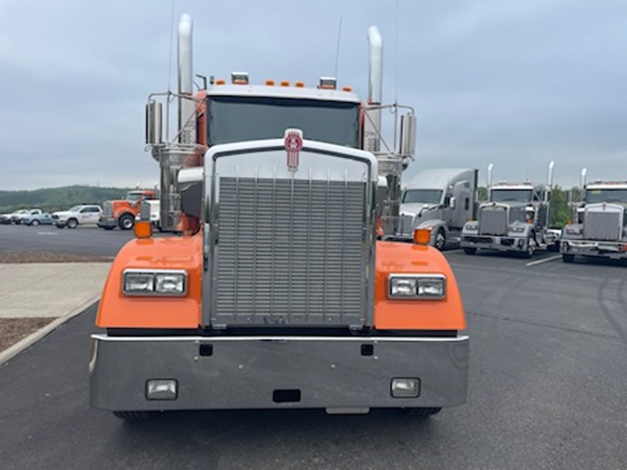 2025 Kenworth W900B - image 2 of 6