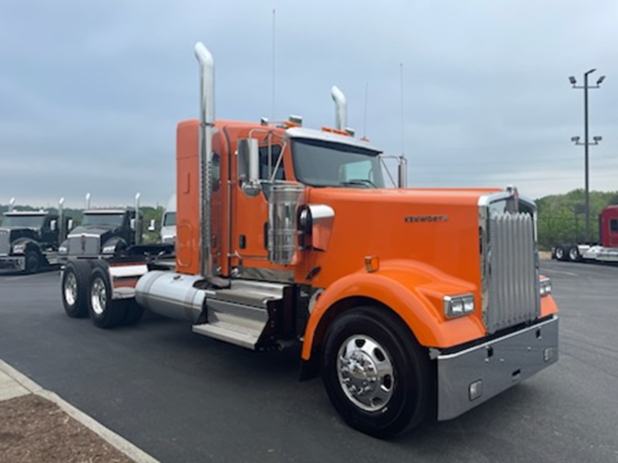 2025 Kenworth W900B - image 3 of 6