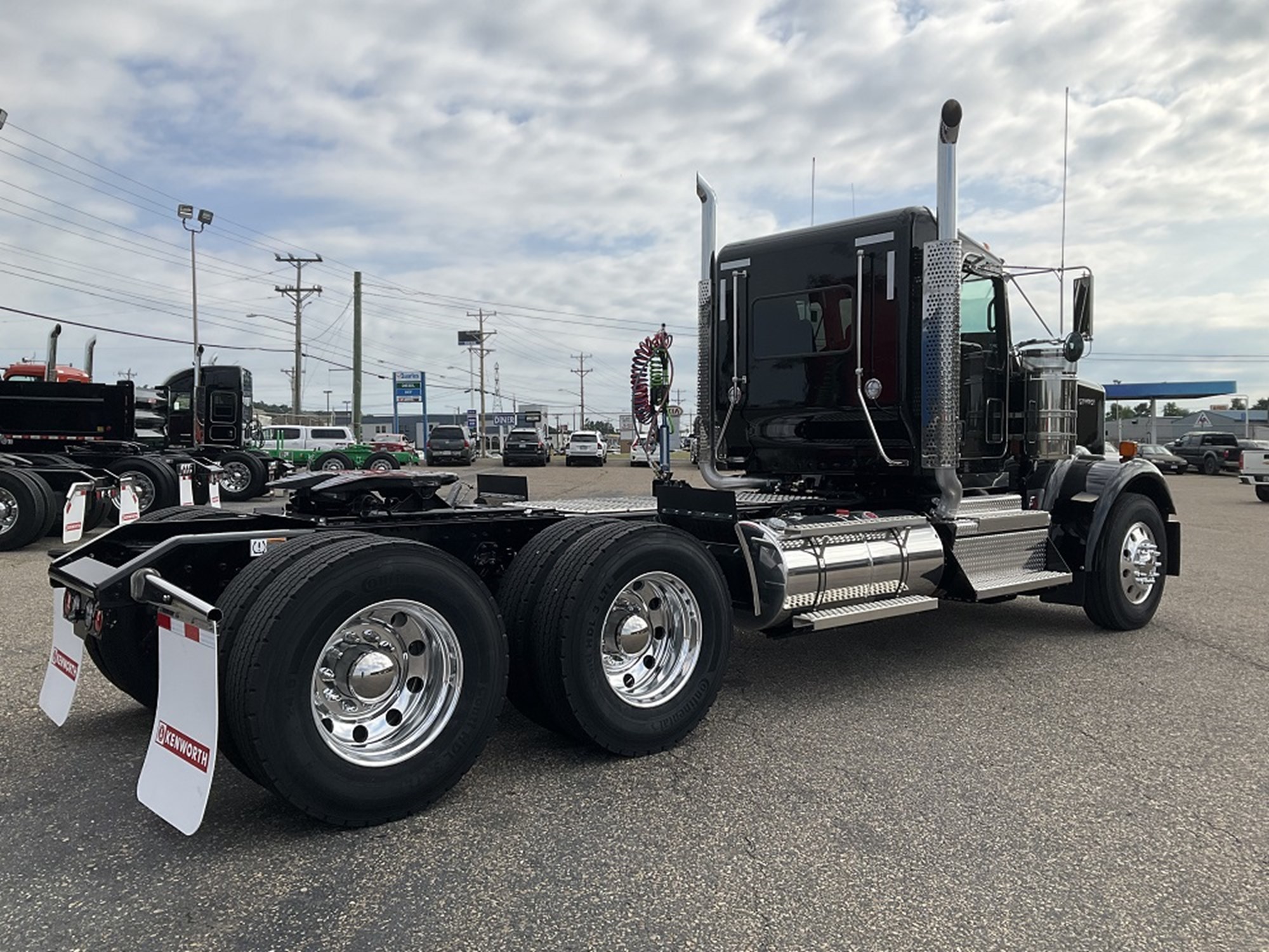 2025 Kenworth W900L - image 4 of 6