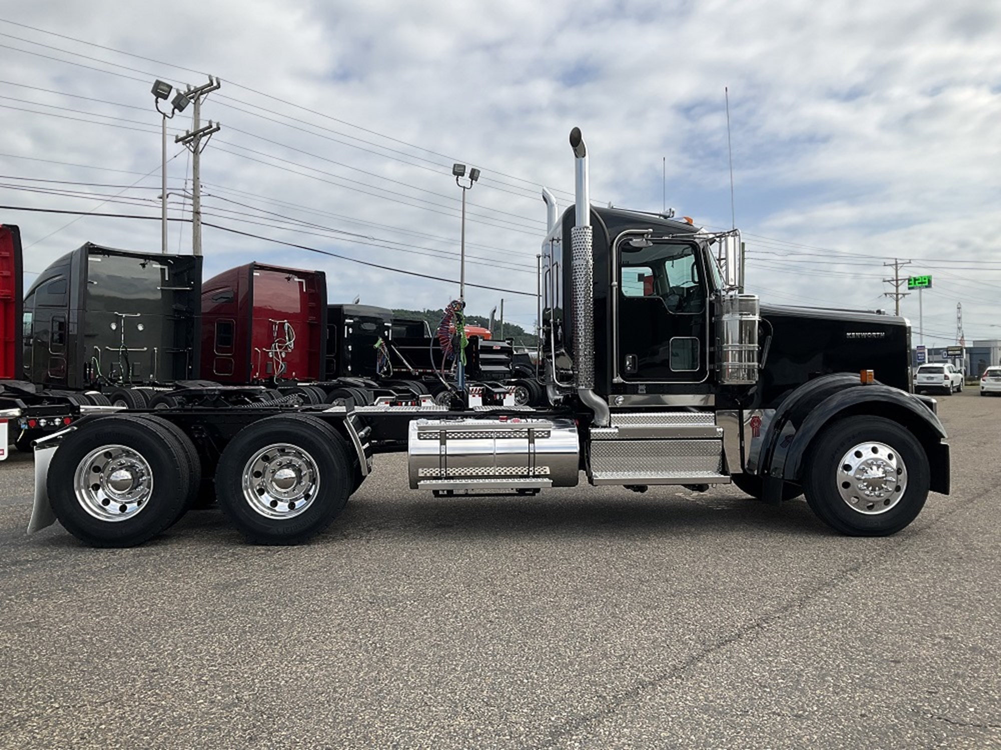 2025 Kenworth W900L - image 5 of 6