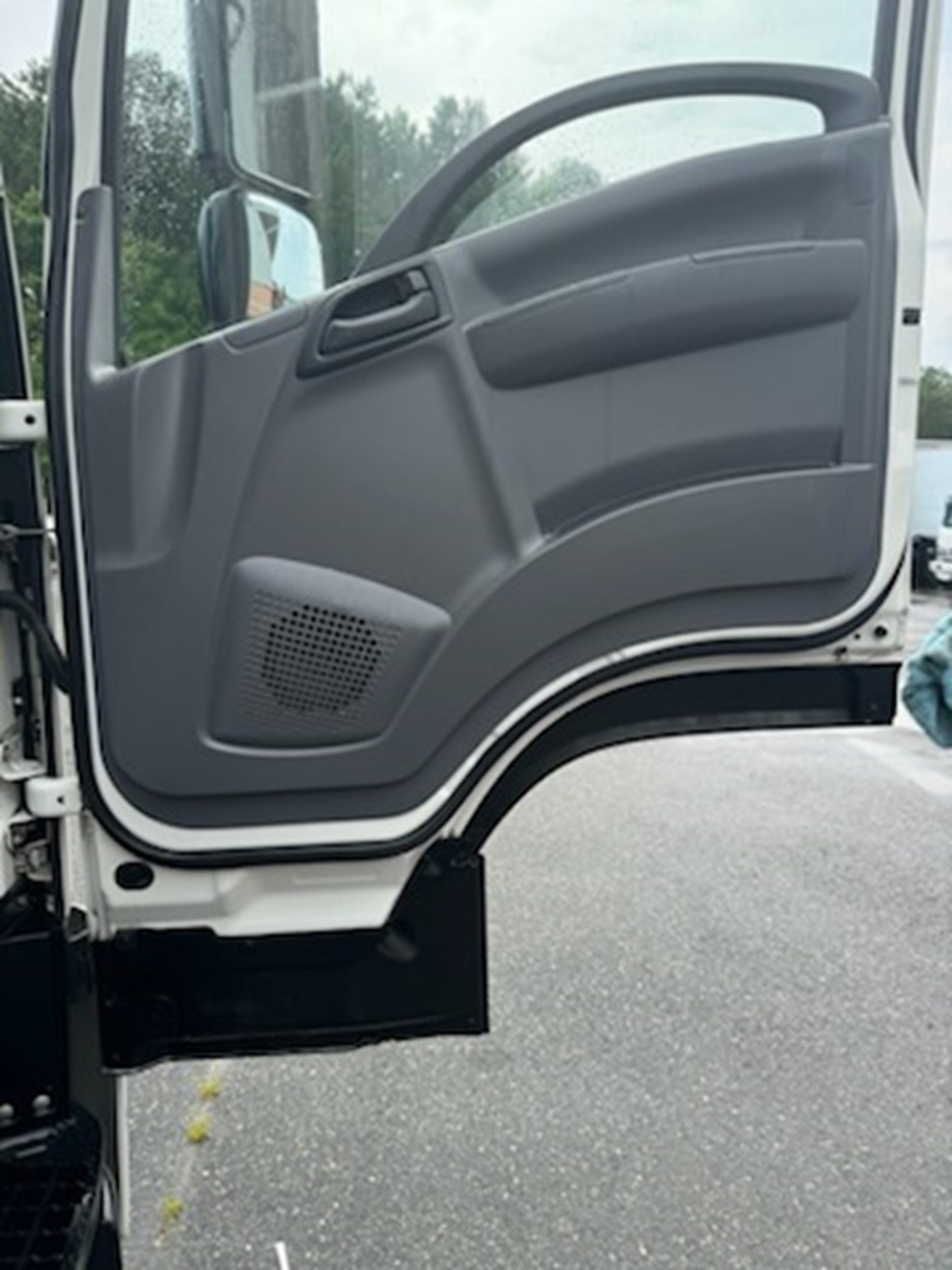 2018 Isuzu FTR MT3 - image 4 of 6