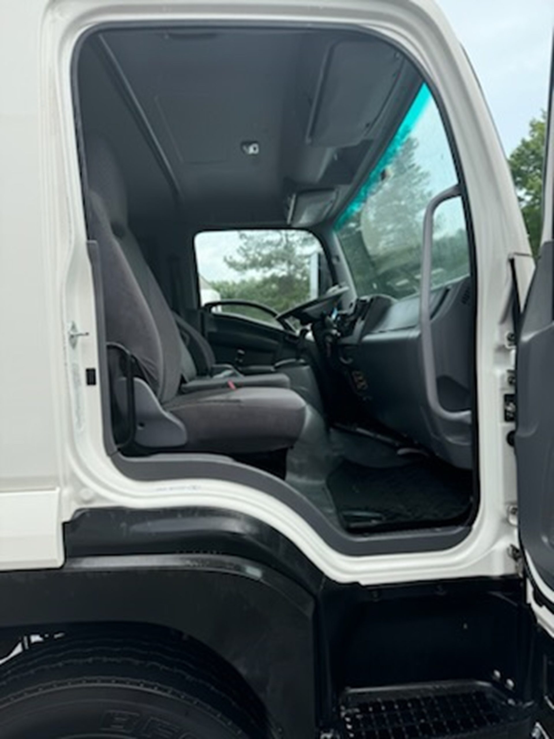 2018 Isuzu FTR MT3 - image 5 of 6