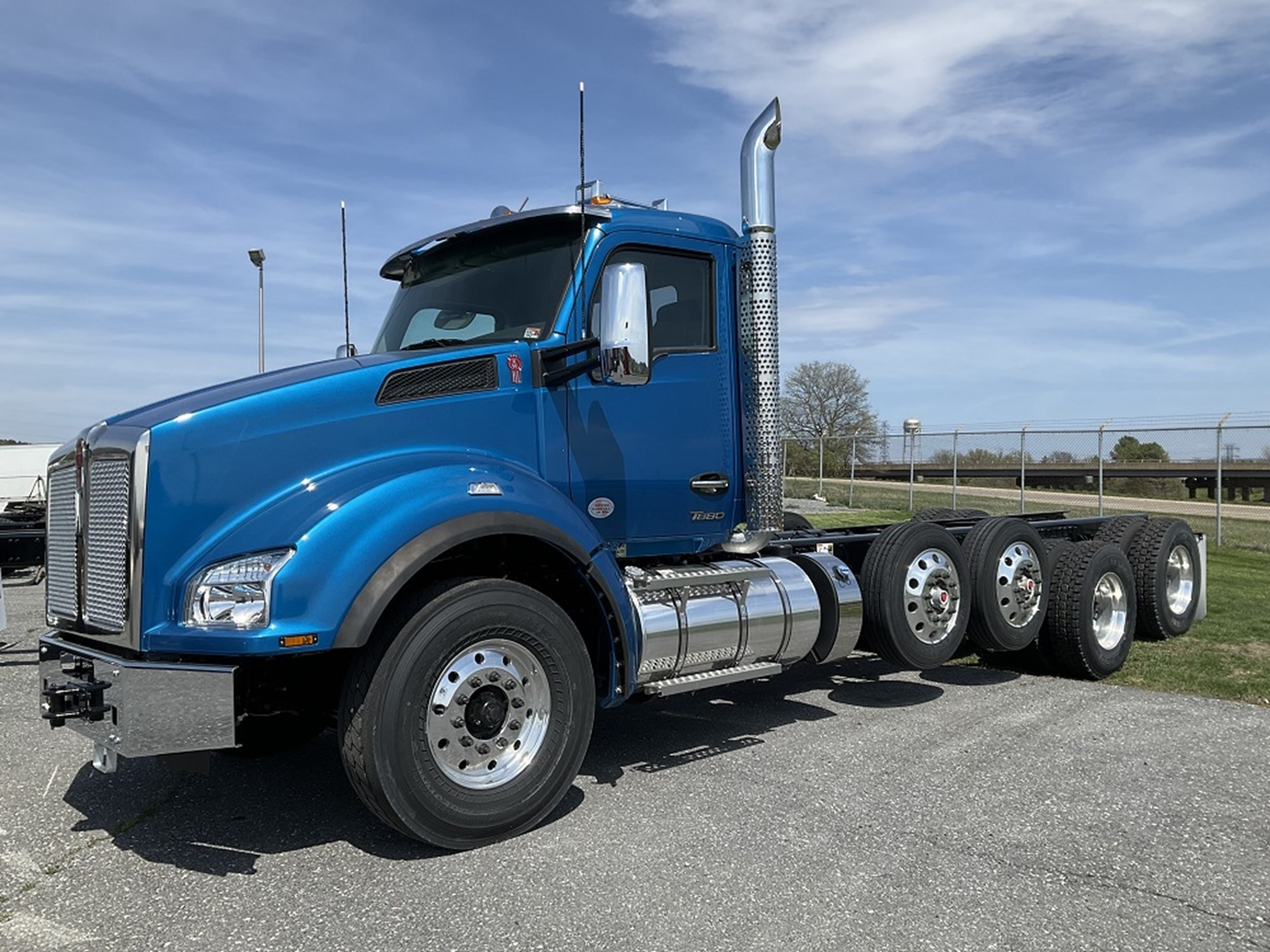 2024 Kenworth T880 - image 1 of 6