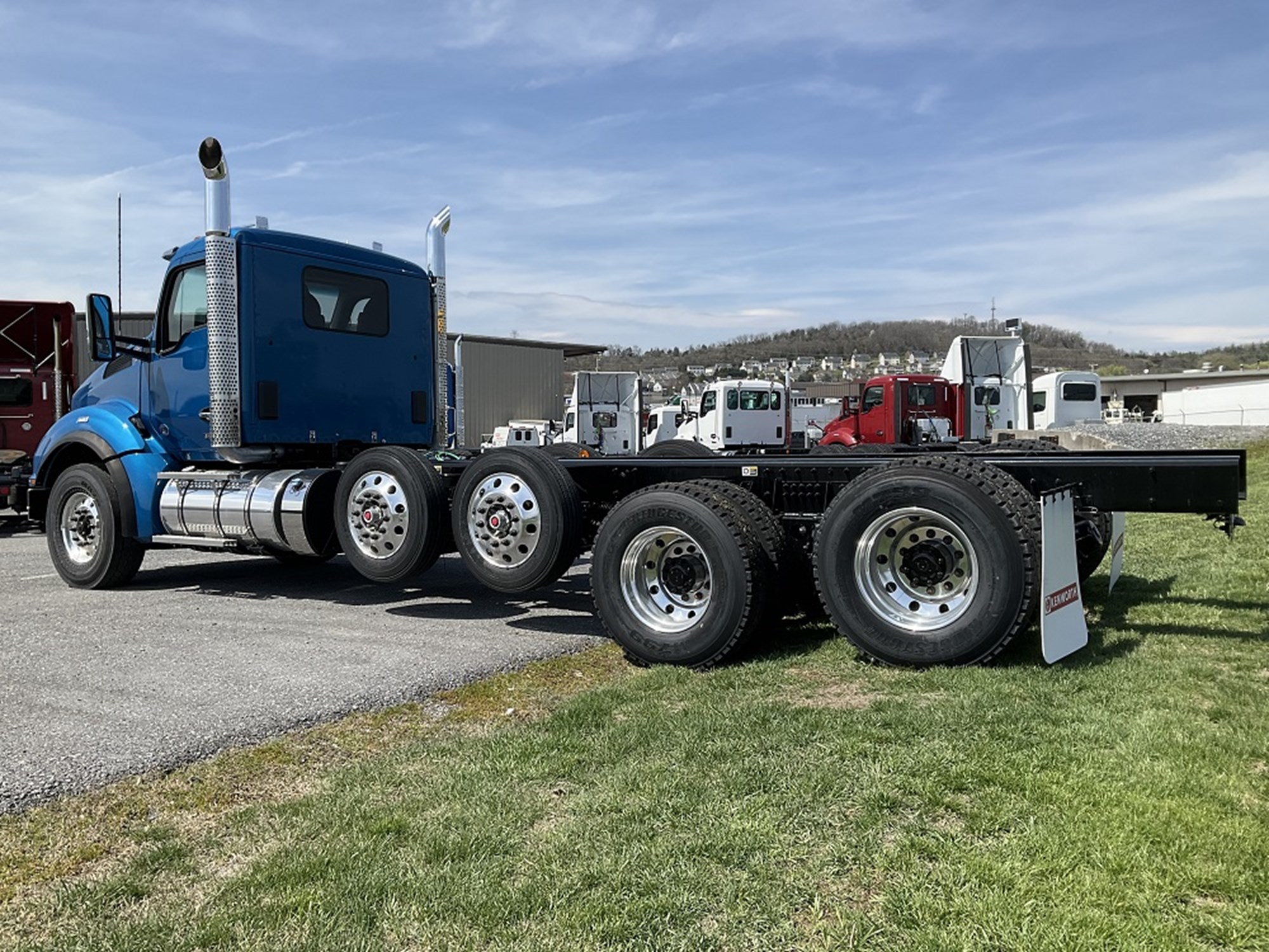 2024 Kenworth T880 - image 2 of 6