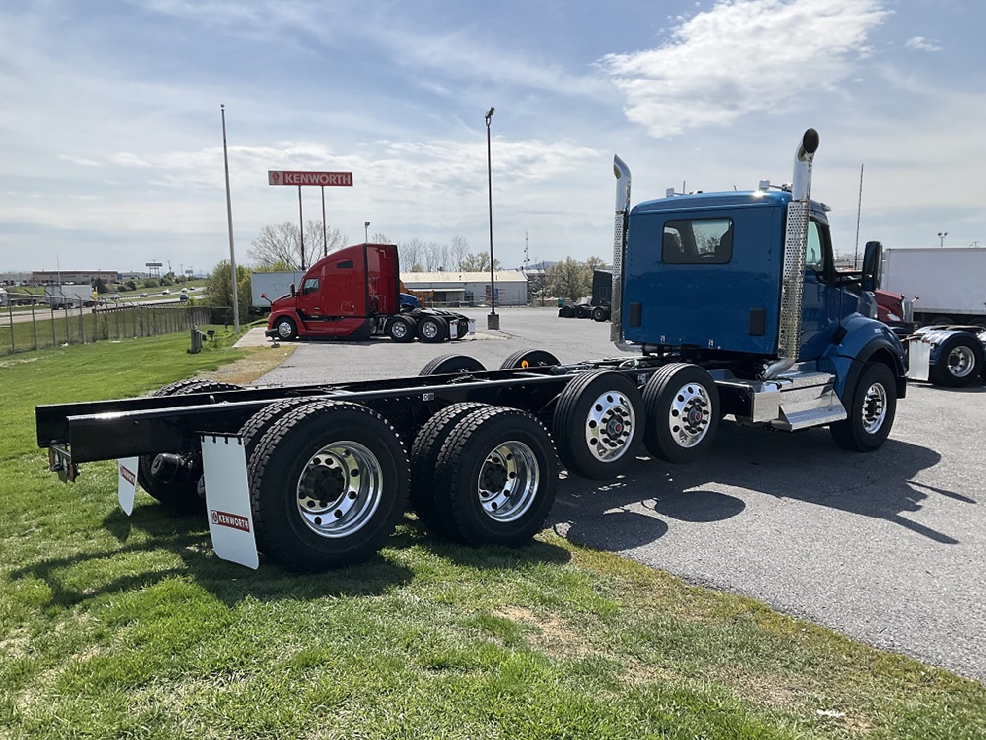 2024 Kenworth T880 - image 3 of 6