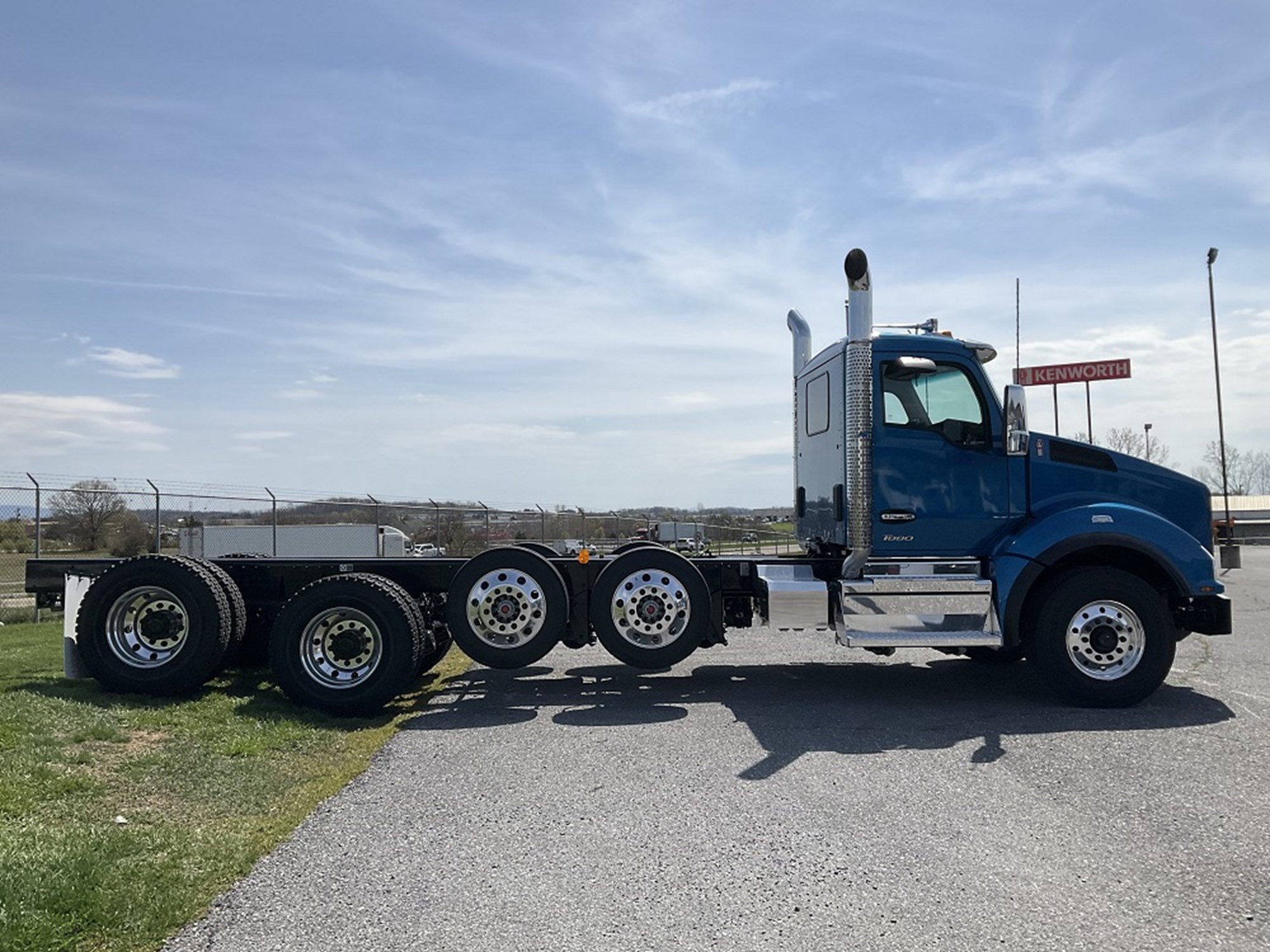 2024 Kenworth T880 - image 4 of 6