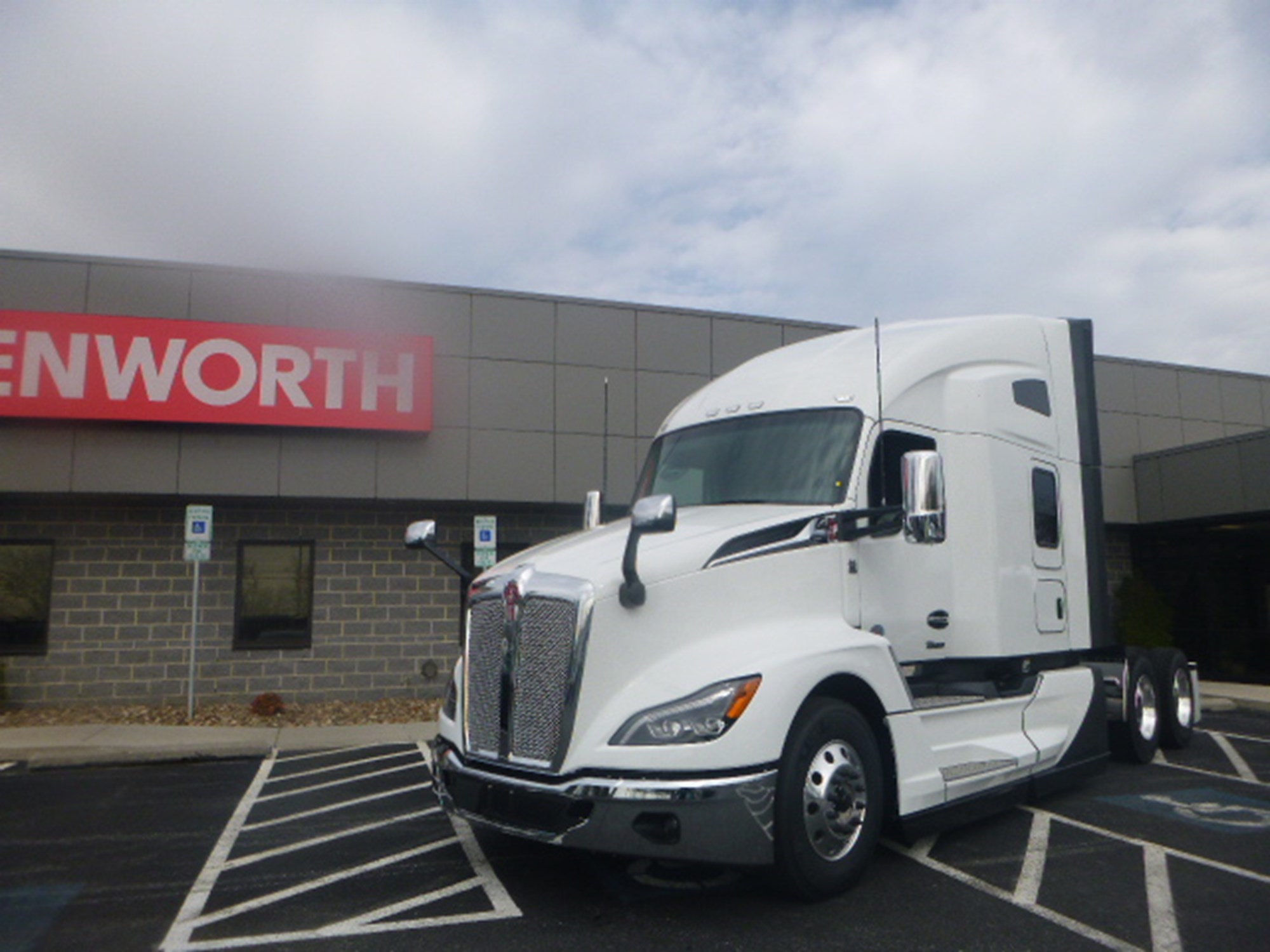 2025 Kenworth T680 Next Gen - image 1 of 6