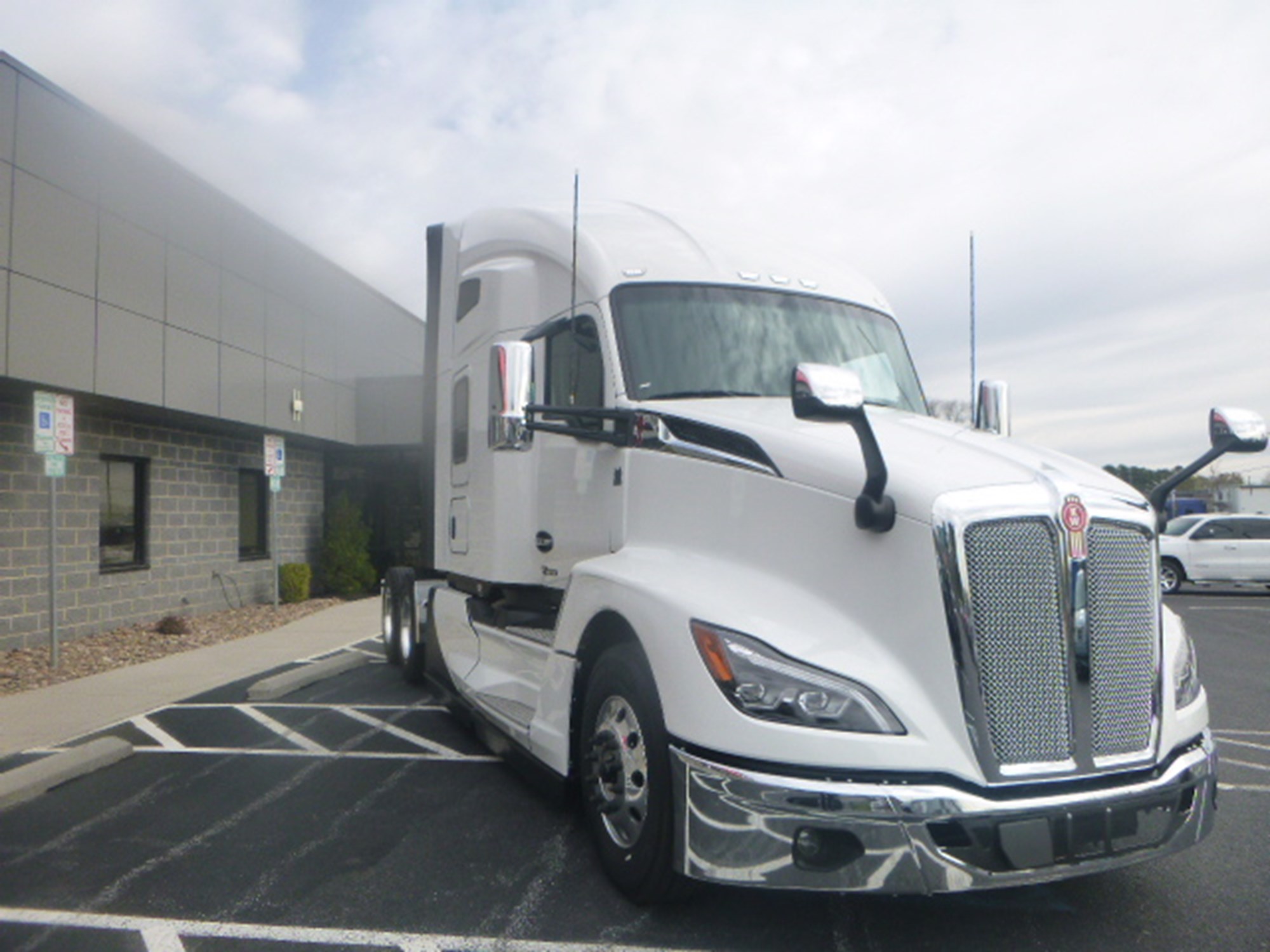 2025 Kenworth T680 Next Gen - image 3 of 6