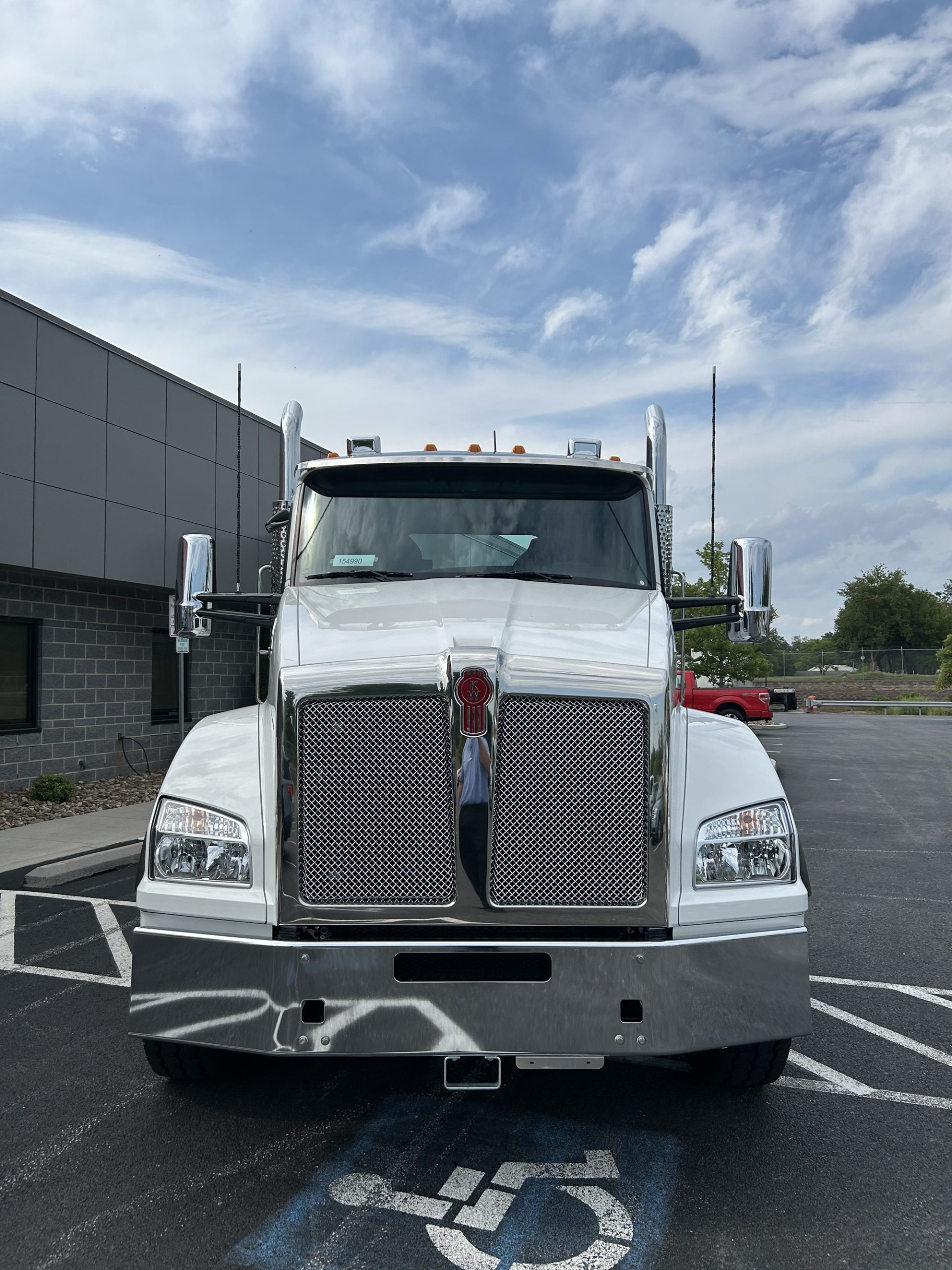 2025 Kenworth T880 - image 2 of 6