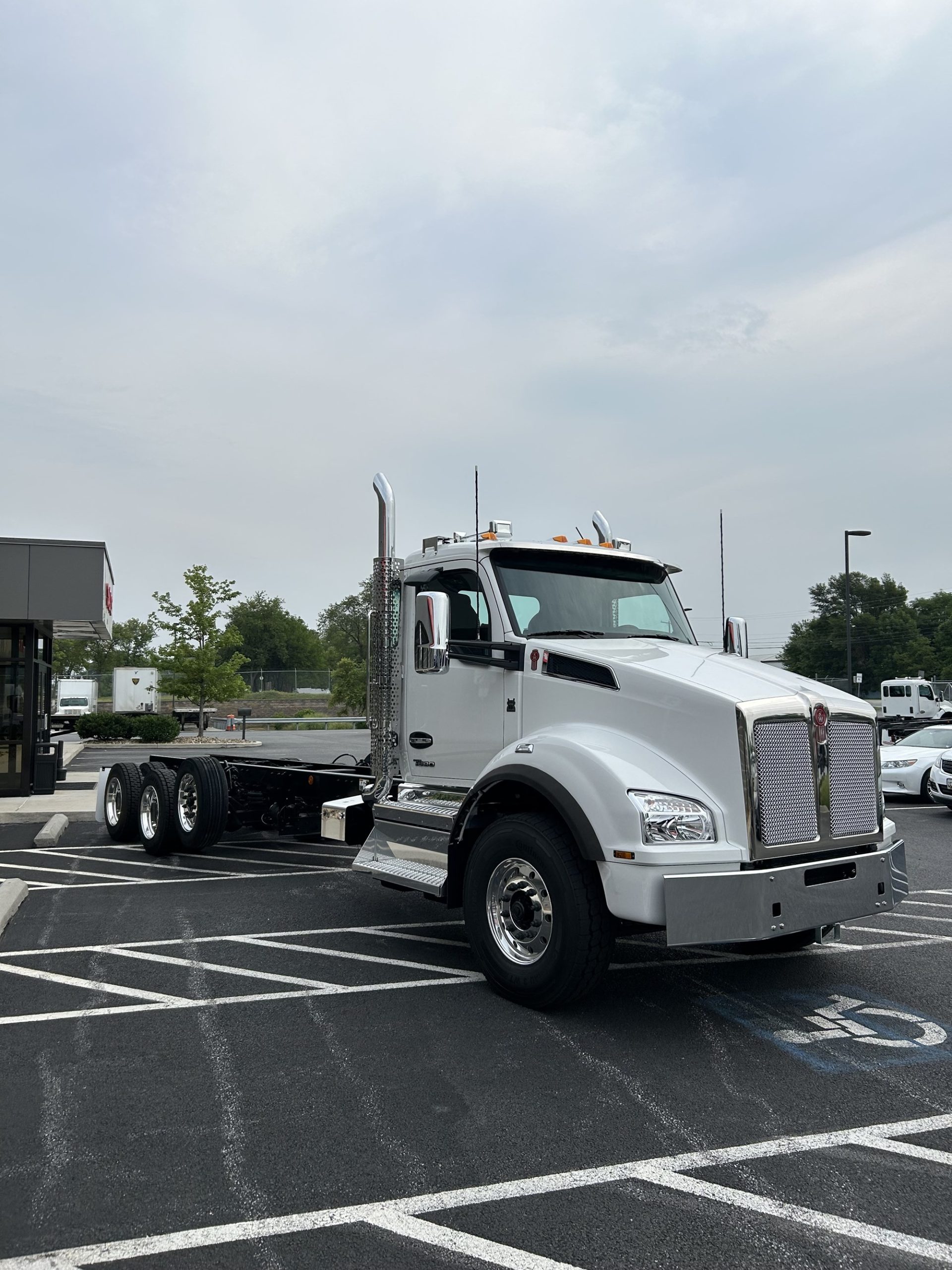 2025 Kenworth T880 - image 3 of 6