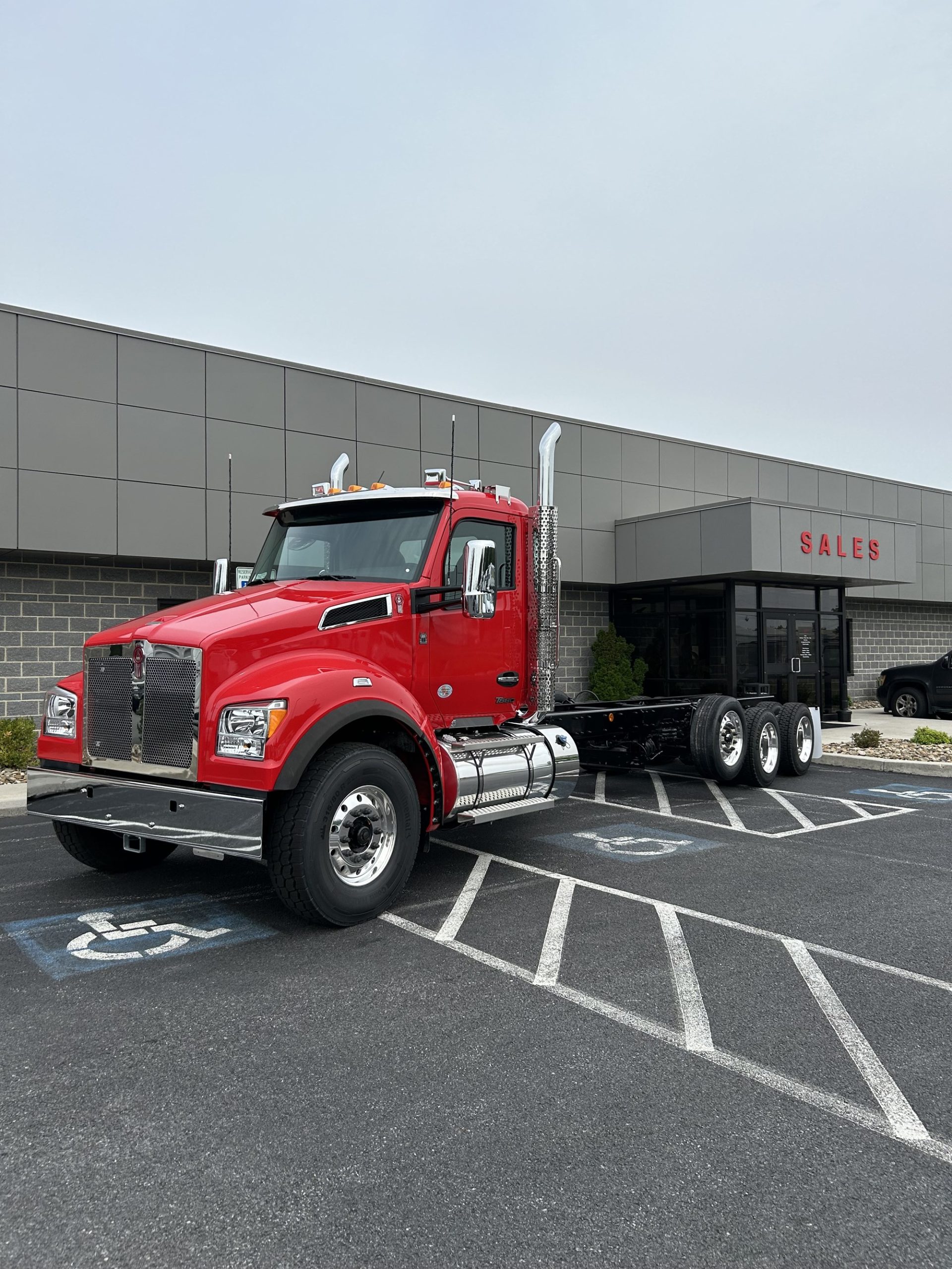 2025 Kenworth T880 - image 1 of 6