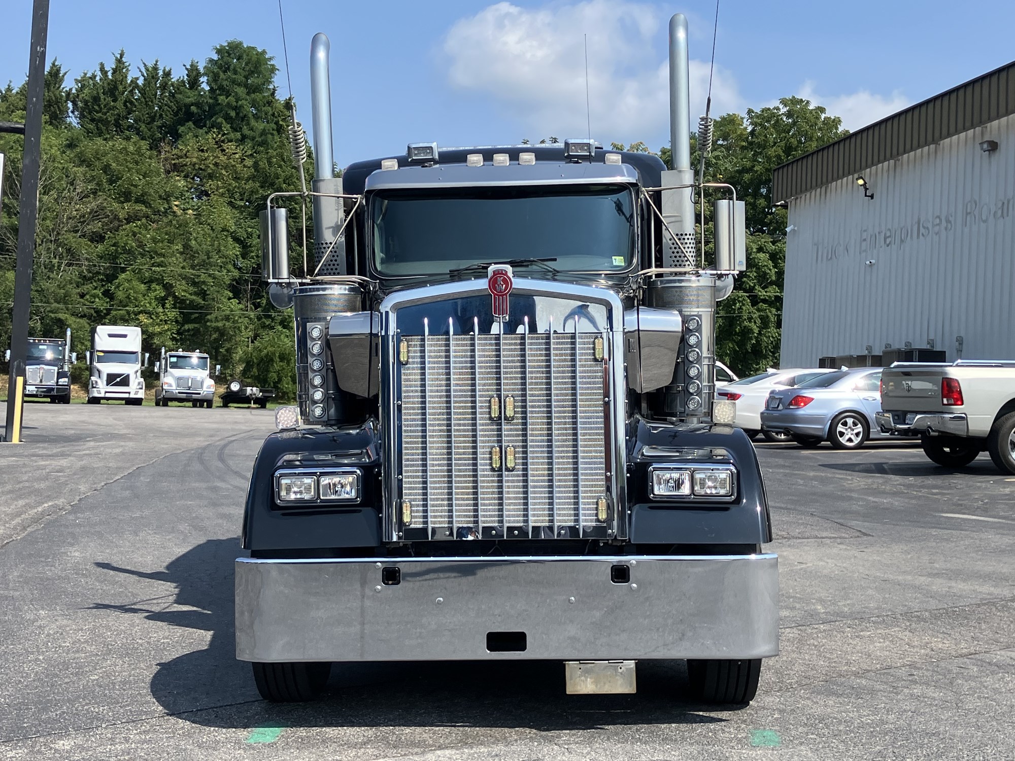 2021 Kenworth W900 - image 3 of 6