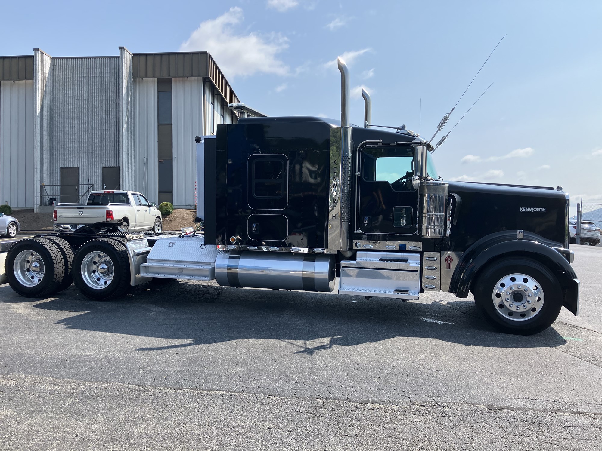 2021 Kenworth W900 - image 5 of 6