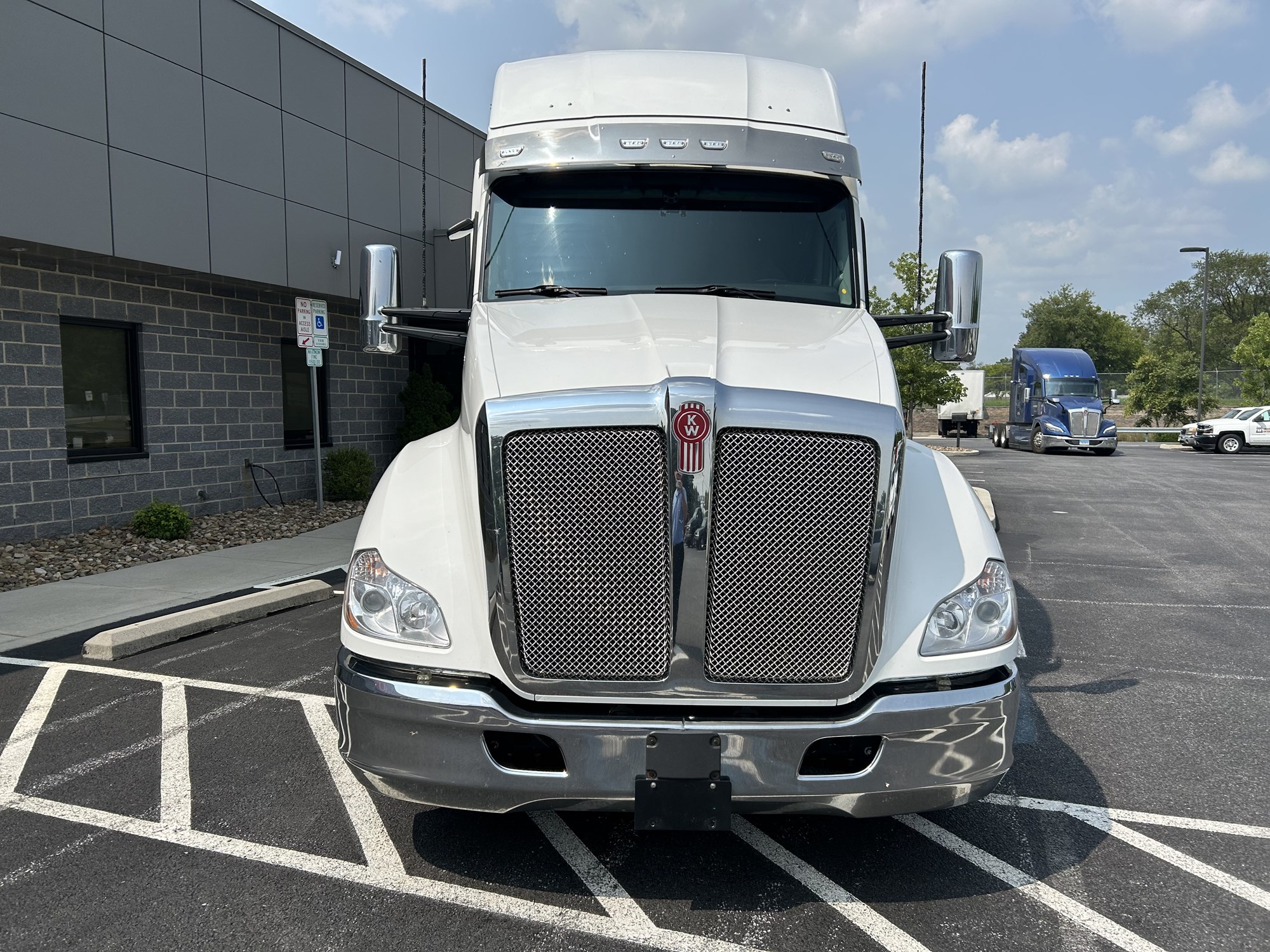 2022 Kenworth T680 - image 2 of 6